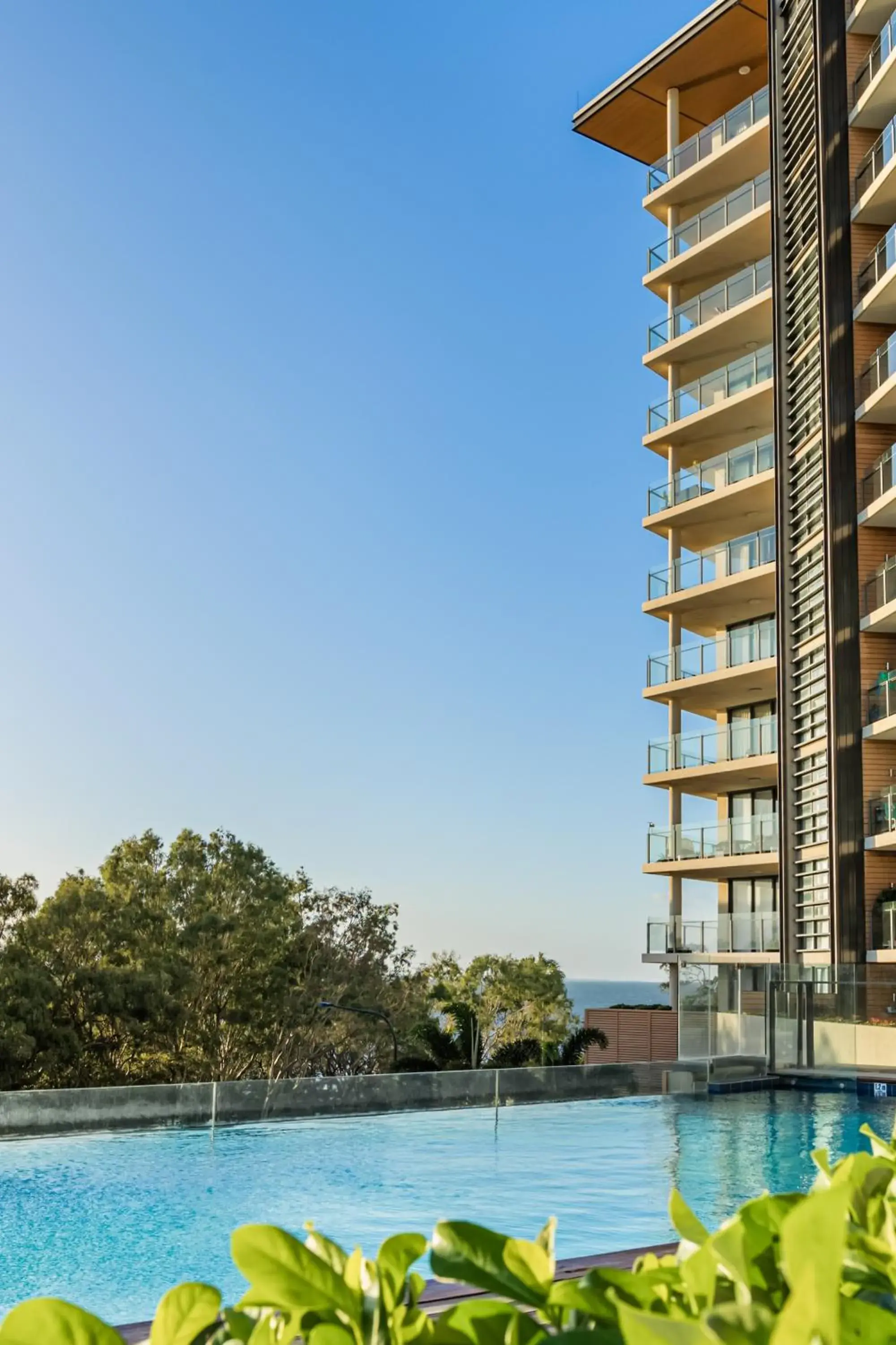 Property building in Oaks Redcliffe Mon Komo Suites Property building in Oaks Redcliffe Mon Komo Suites