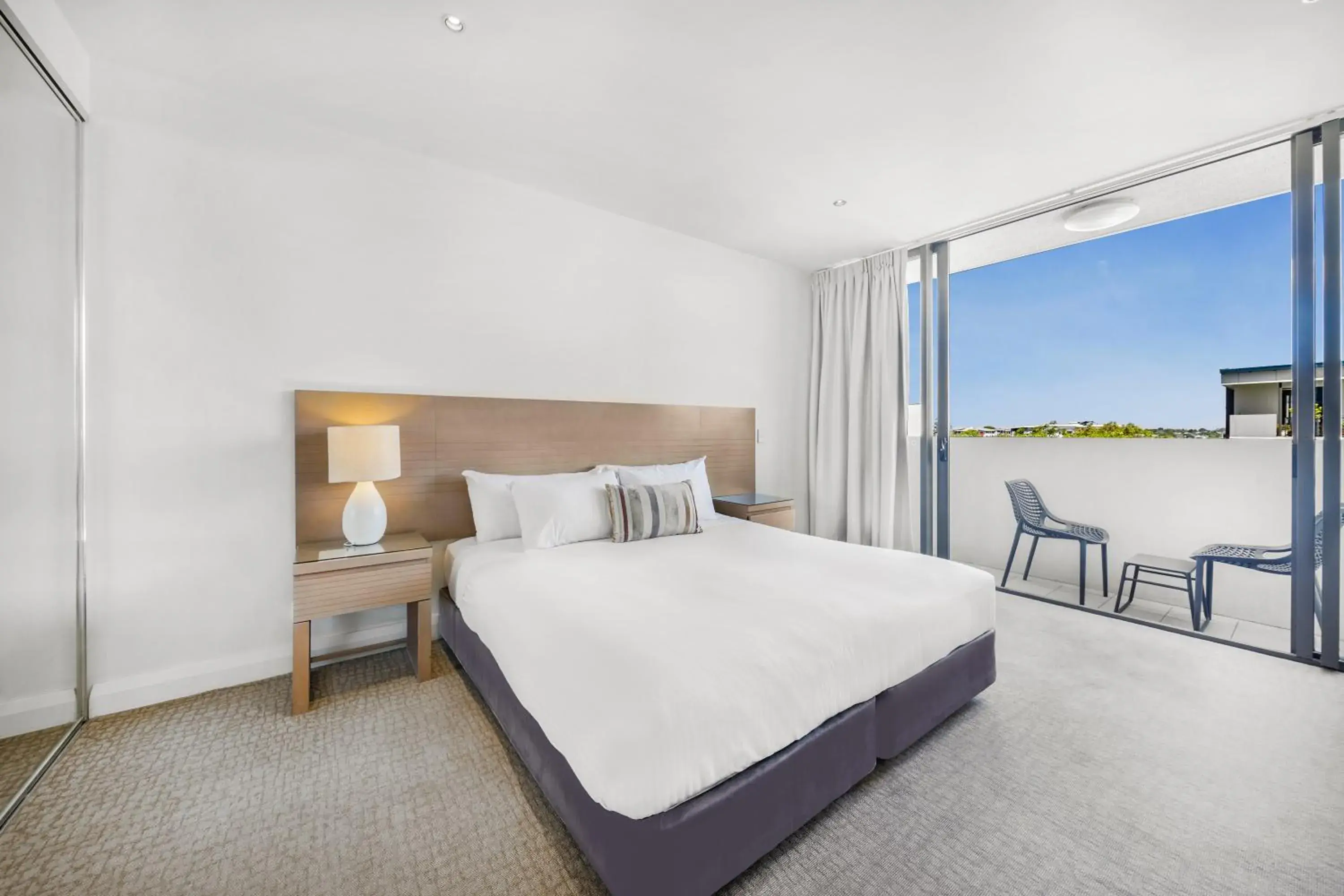 Bed in Oaks Redcliffe Mon Komo Suites Bed in Oaks Redcliffe Mon Komo Suites