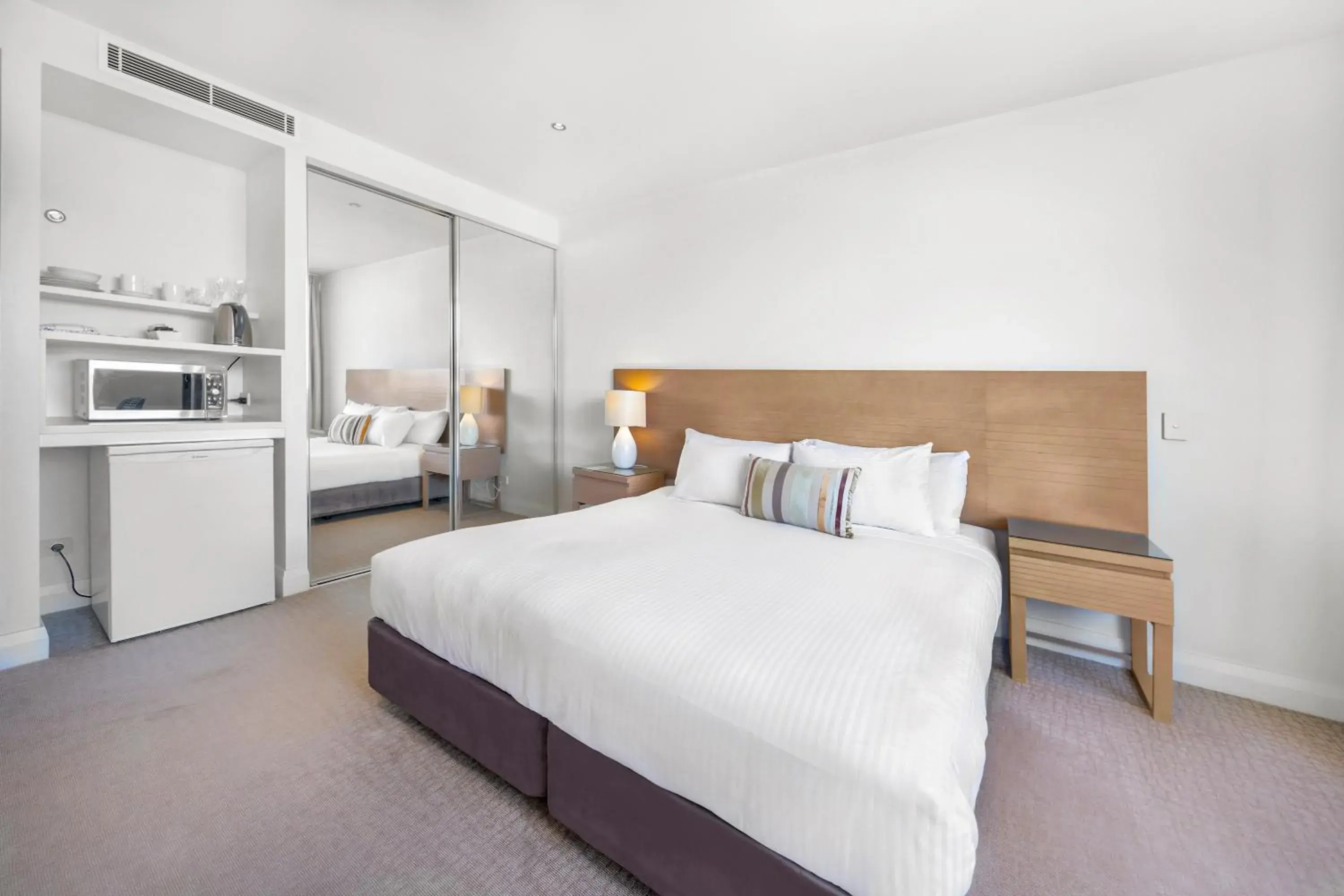 Bed in Oaks Redcliffe Mon Komo Suites Bed in Oaks Redcliffe Mon Komo Suites