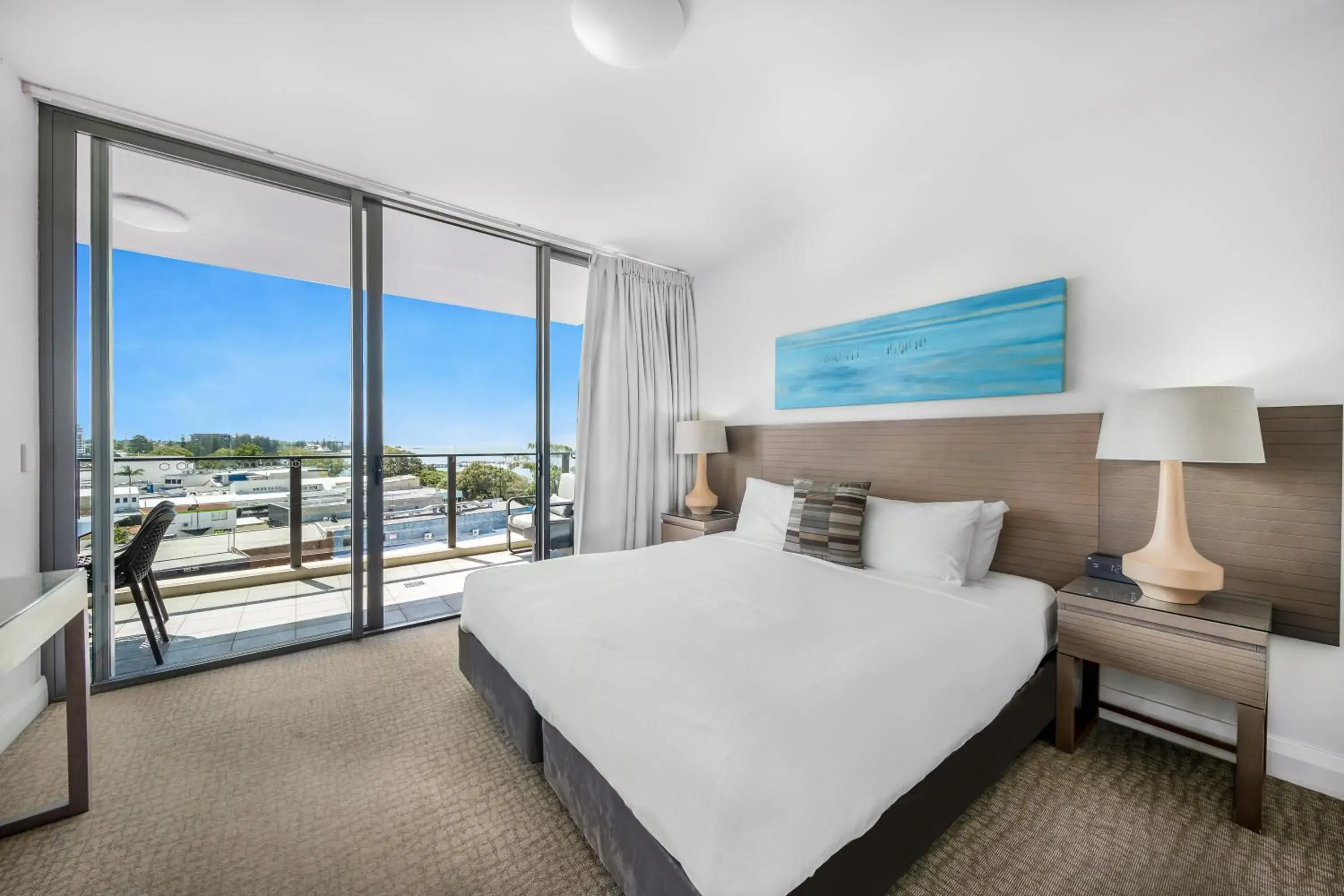 Three-Bedroom Apartment in Oaks Redcliffe Mon Komo Suites Three-Bedroom Apartment in Oaks Redcliffe Mon Komo Suites