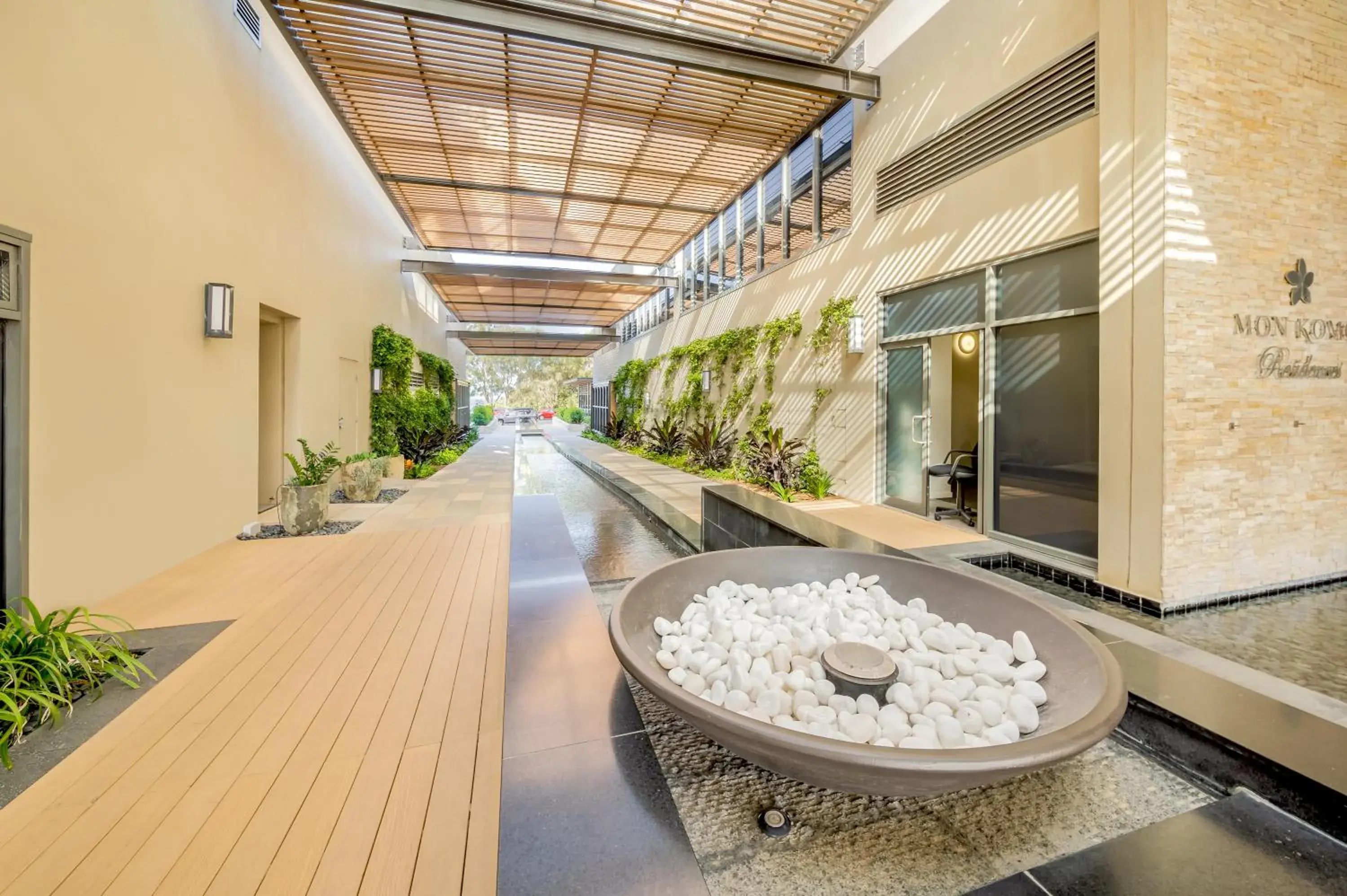 Property building in Oaks Redcliffe Mon Komo Suites Property building in Oaks Redcliffe Mon Komo Suites