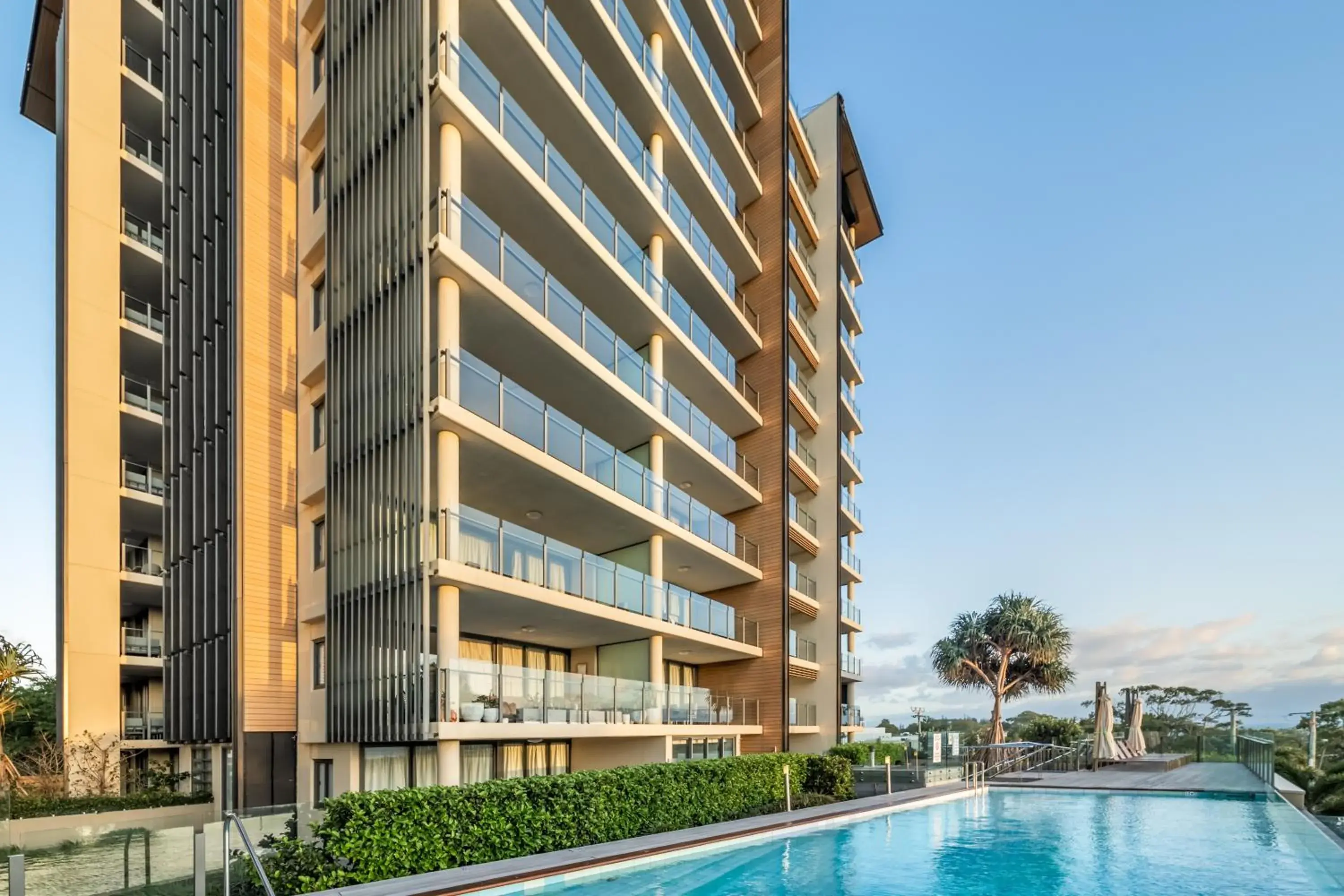 Property building in Oaks Redcliffe Mon Komo Suites Property building in Oaks Redcliffe Mon Komo Suites