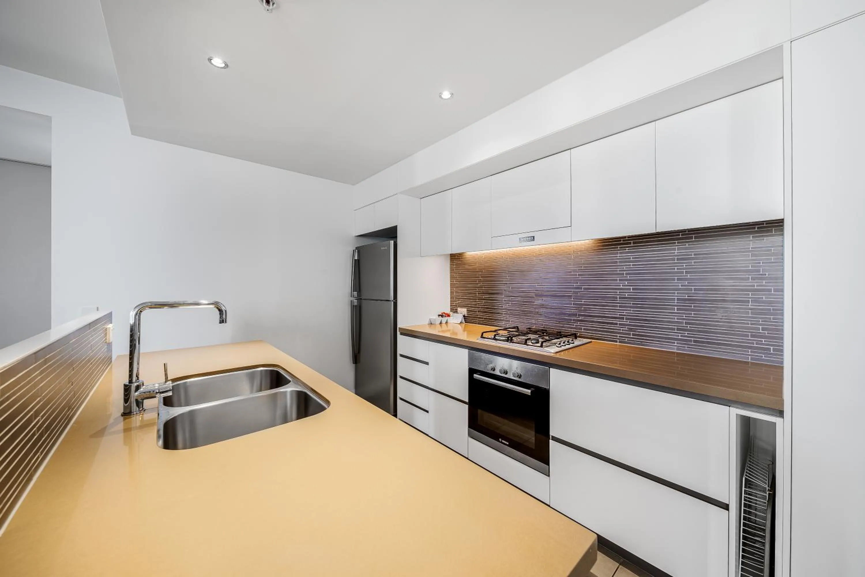 Kitchen or kitchenette in Oaks Redcliffe Mon Komo Suites