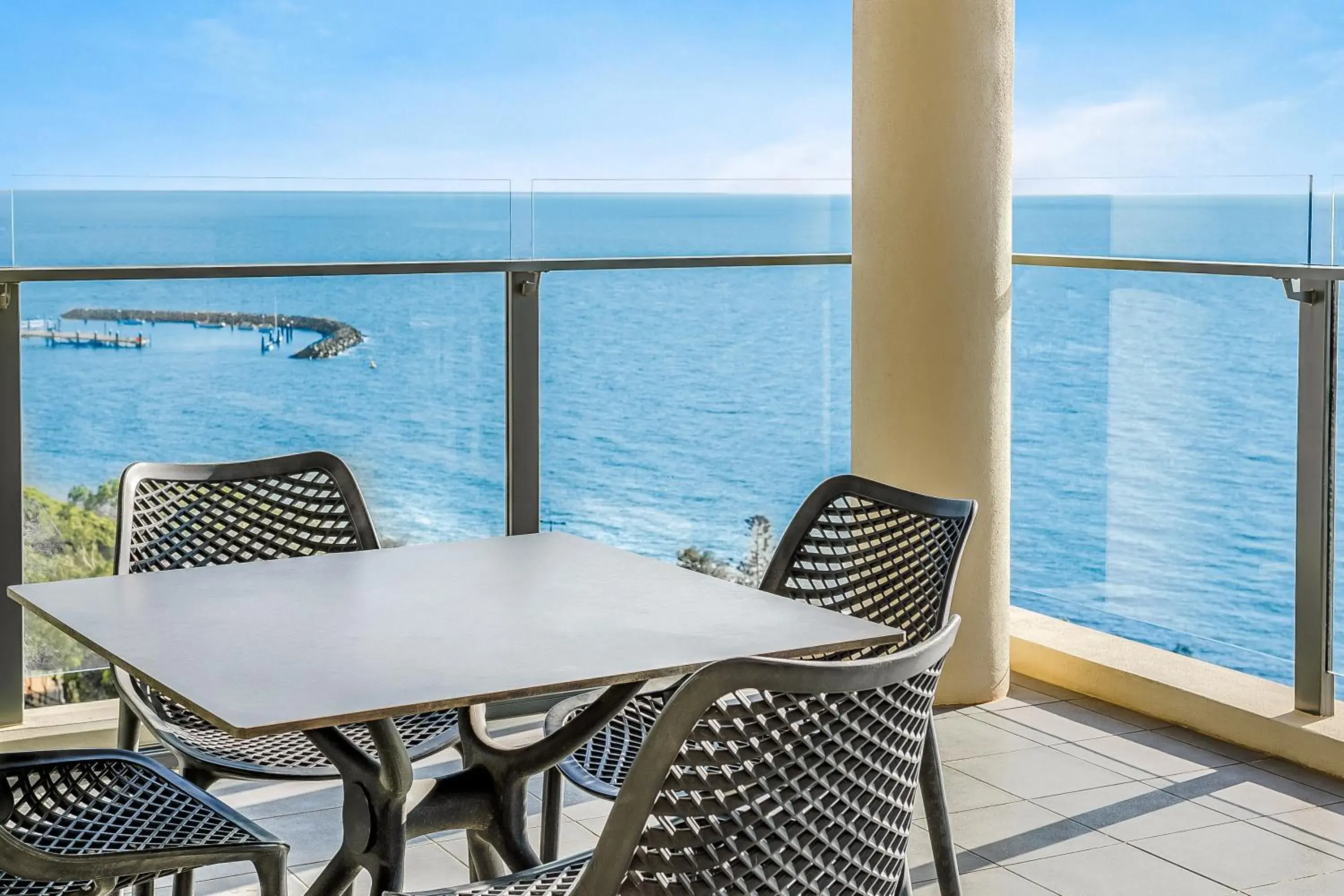 Two-Bedroom Apartment with Ocean View in Oaks Redcliffe Mon Komo Suites Two-Bedroom Apartment with Ocean View in Oaks Redcliffe Mon Komo Suites