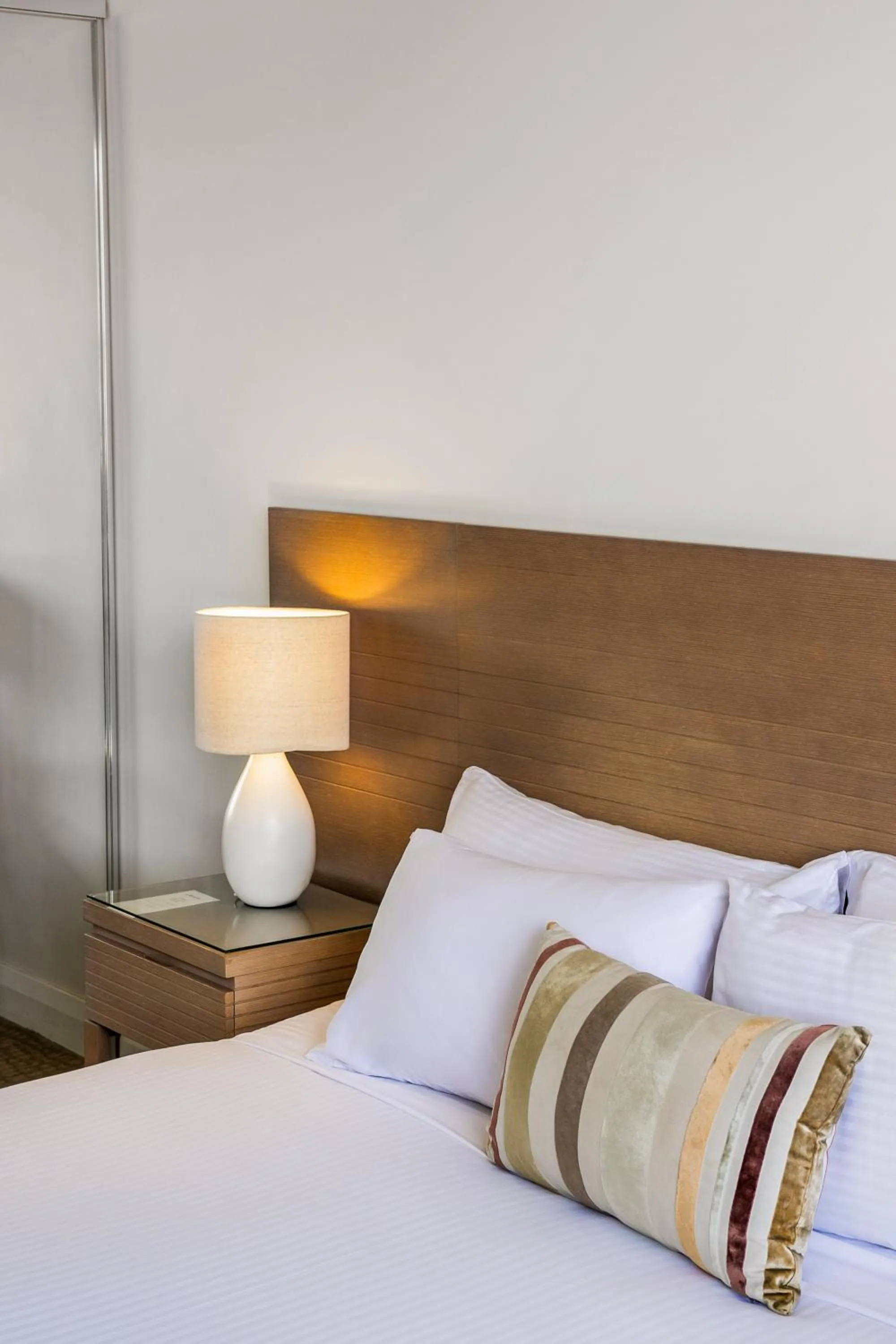 Bed in Oaks Redcliffe Mon Komo Suites