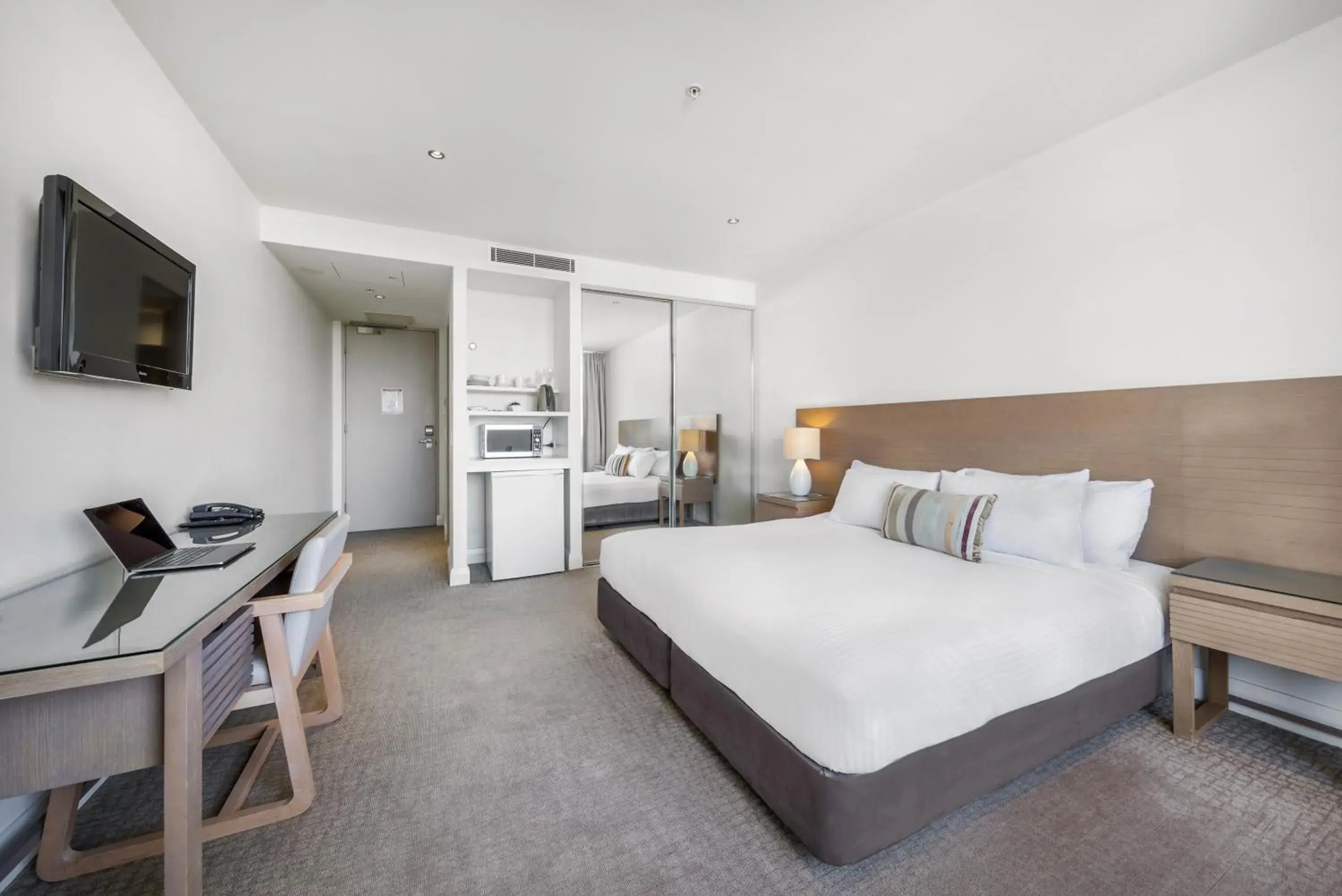 Bed in Oaks Redcliffe Mon Komo Suites Bed in Oaks Redcliffe Mon Komo Suites
