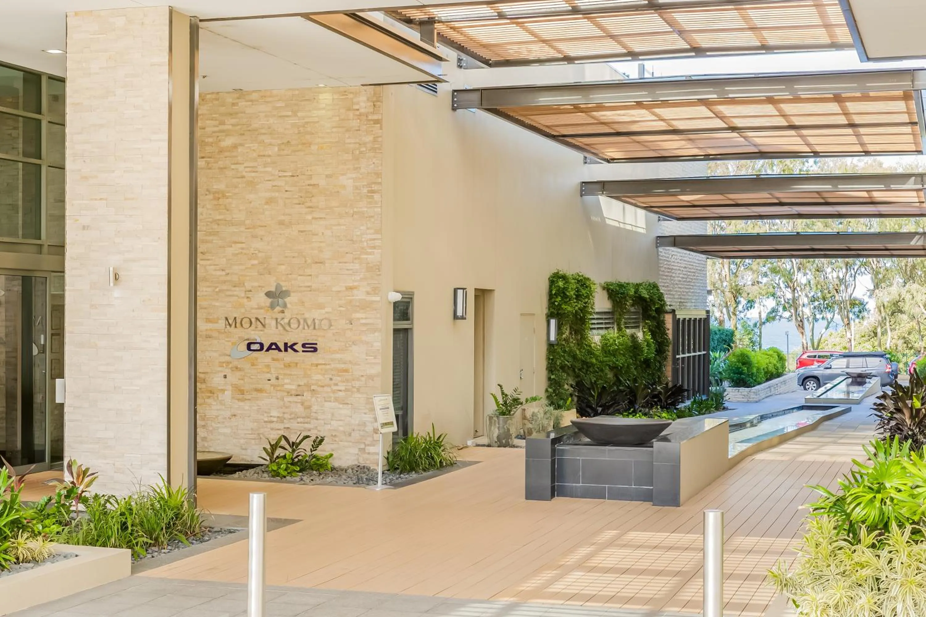 Property building in Oaks Redcliffe Mon Komo Suites