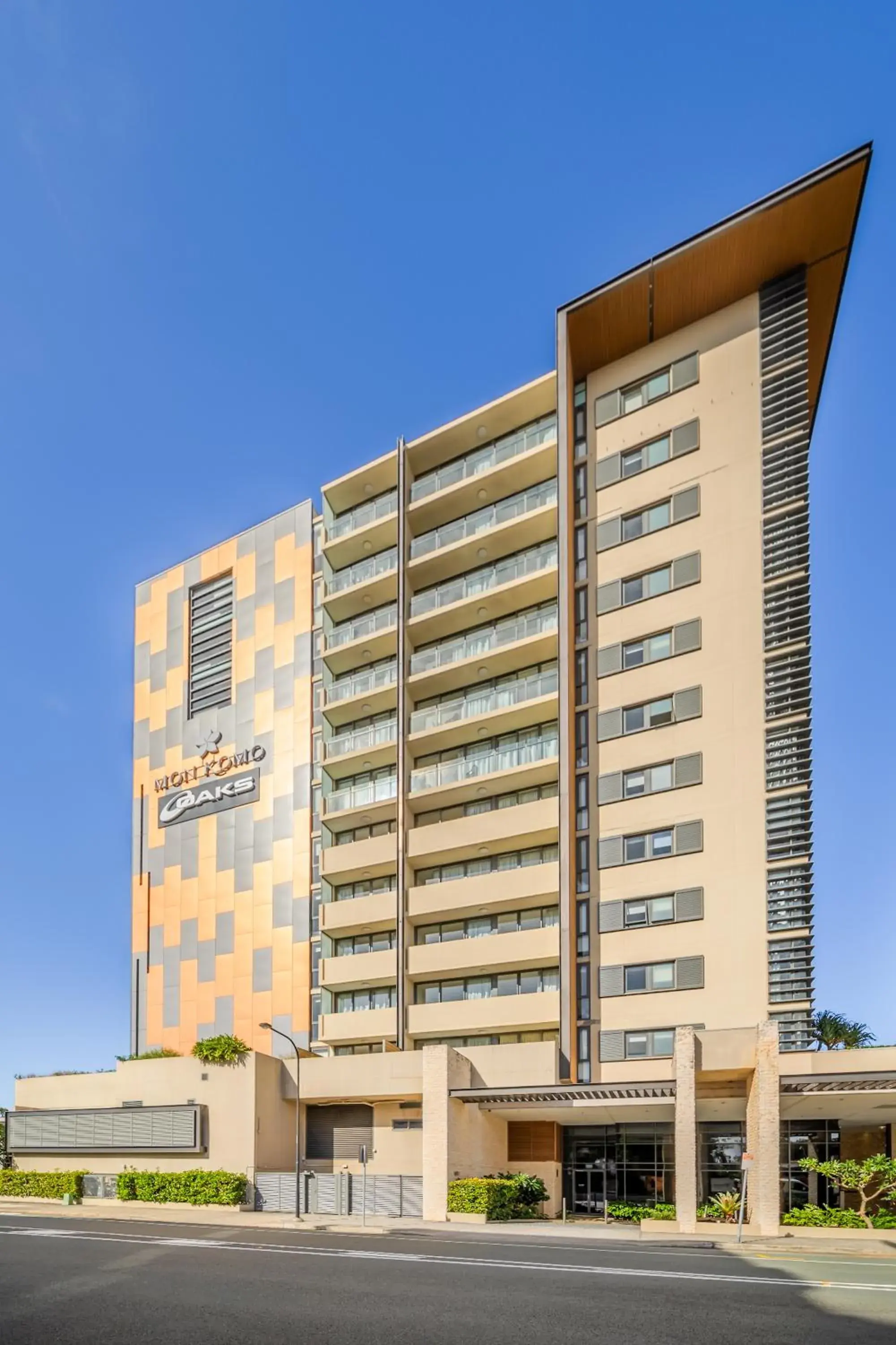 Property building in Oaks Redcliffe Mon Komo Suites Property building in Oaks Redcliffe Mon Komo Suites