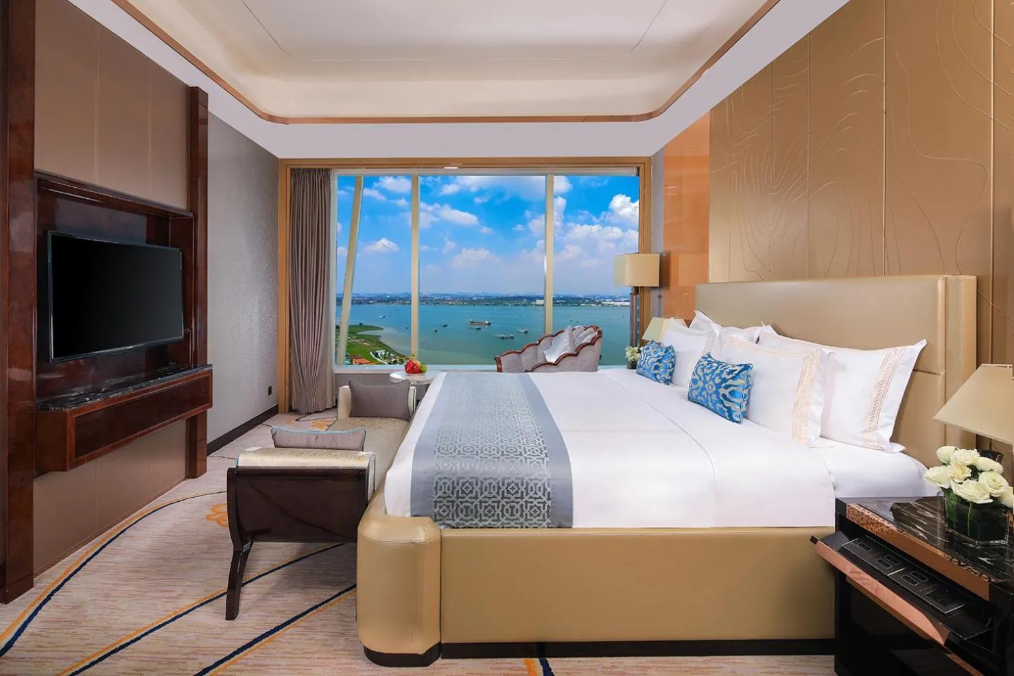 Photo of the whole room, Bed in Wyndham Grand Foshan Gaoming