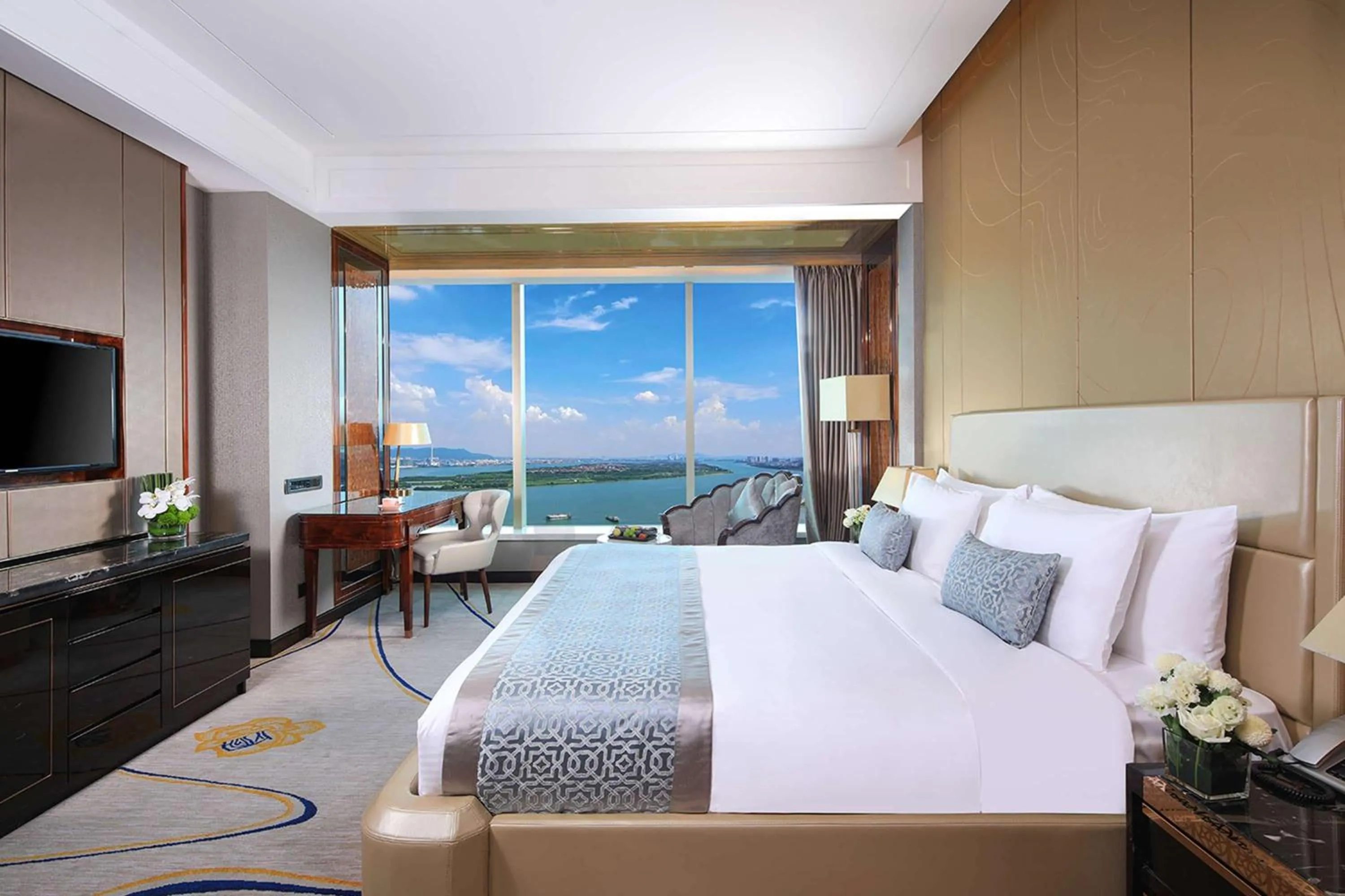 Photo of the whole room, Bed in Wyndham Grand Foshan Gaoming