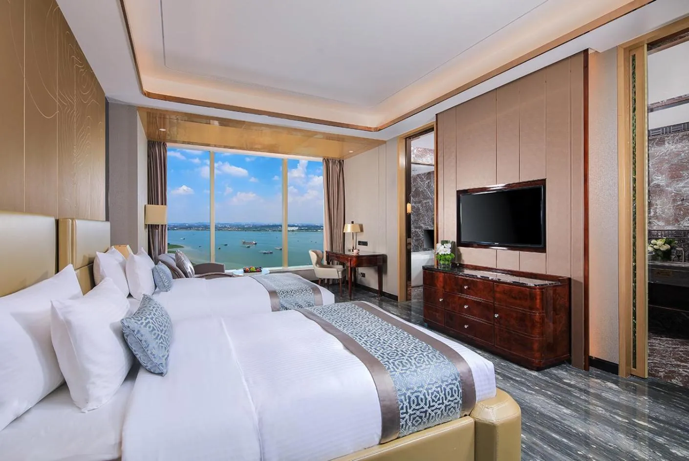 Photo of the whole room, Bed in Wyndham Grand Foshan Gaoming