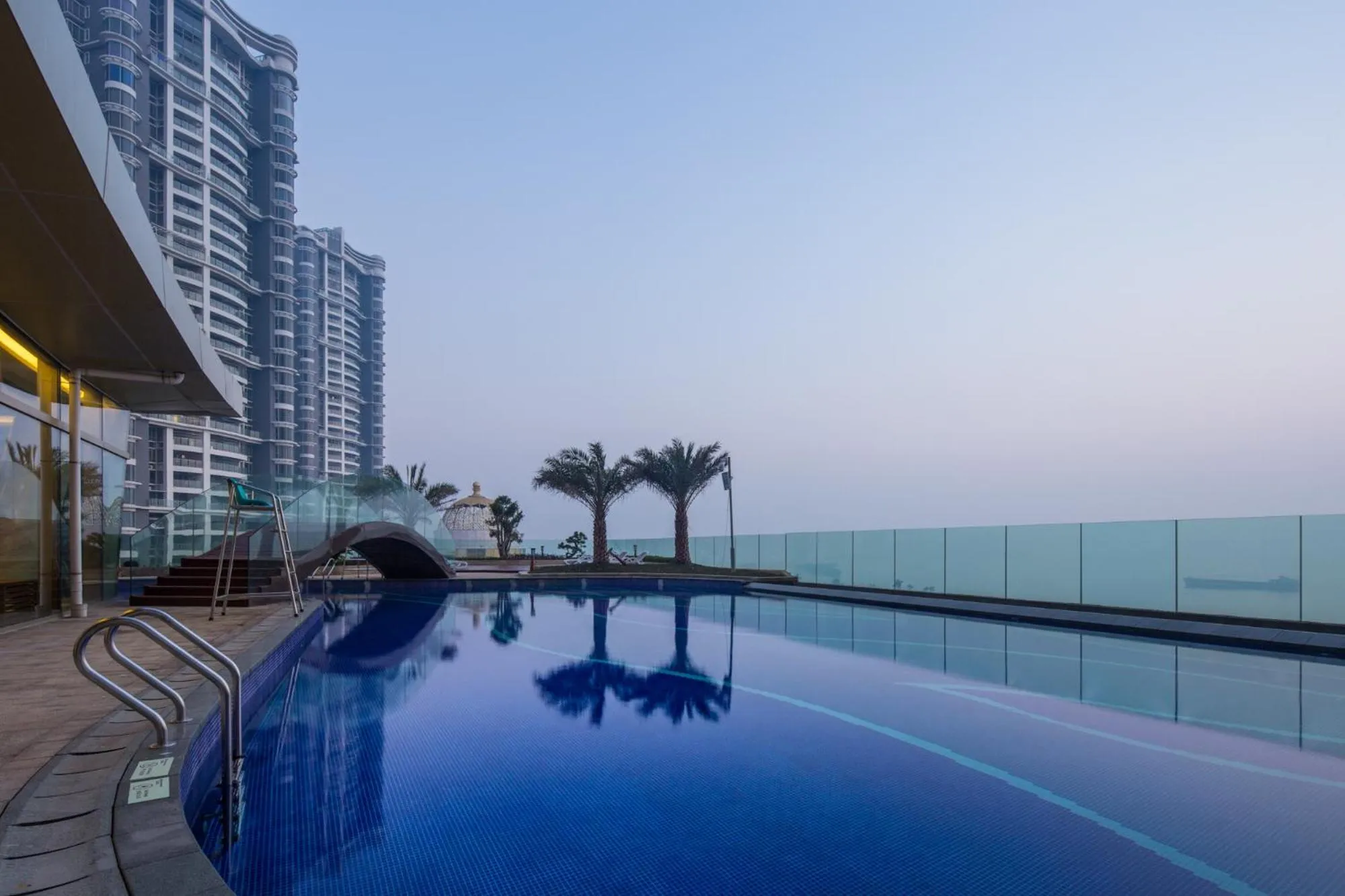 Swimming pool in Wyndham Grand Foshan Gaoming