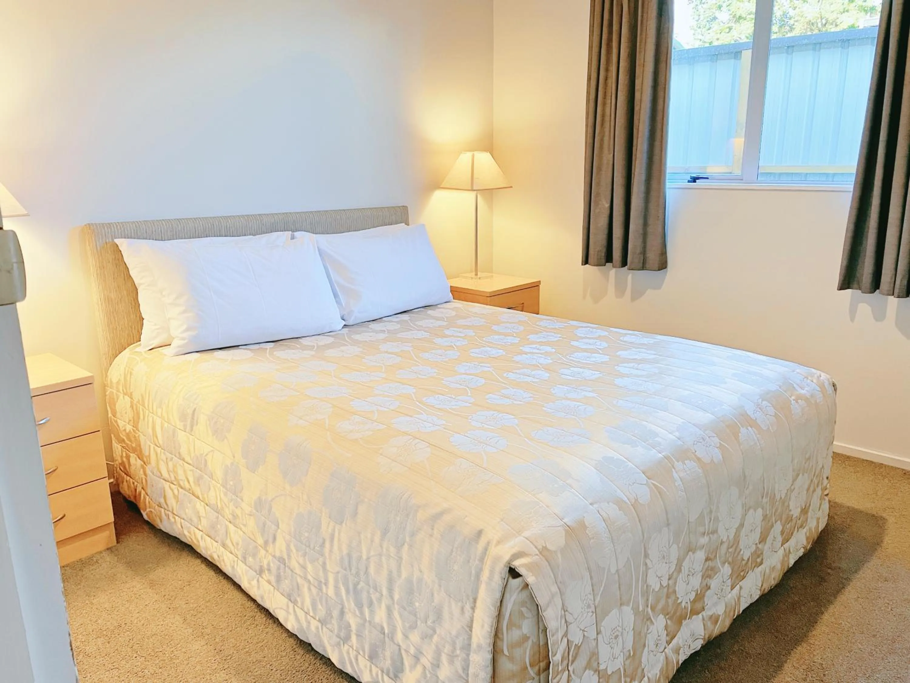 Bed in Anchorage Motel Apartments