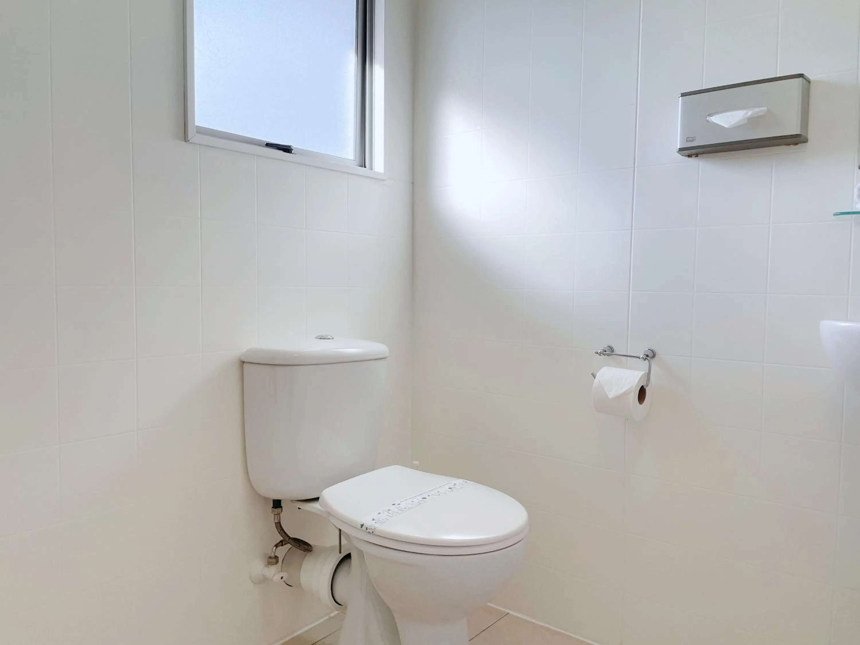 Toilet in Anchorage Motel Apartments