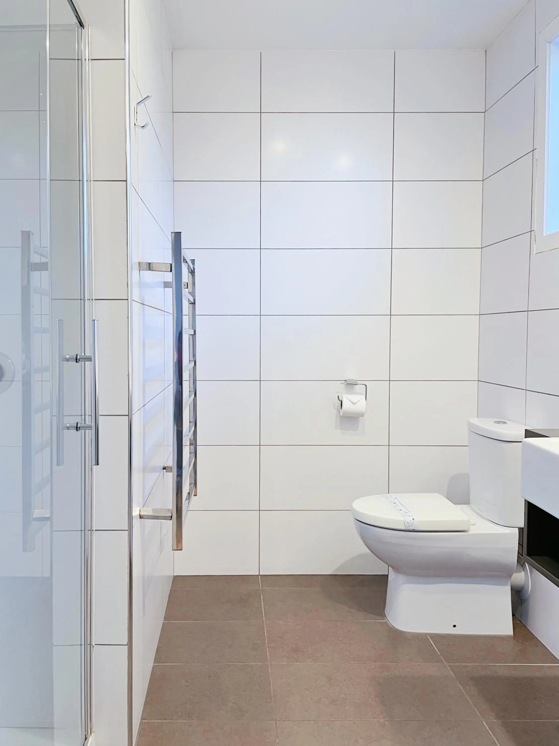 Shower in Anchorage Motel Apartments