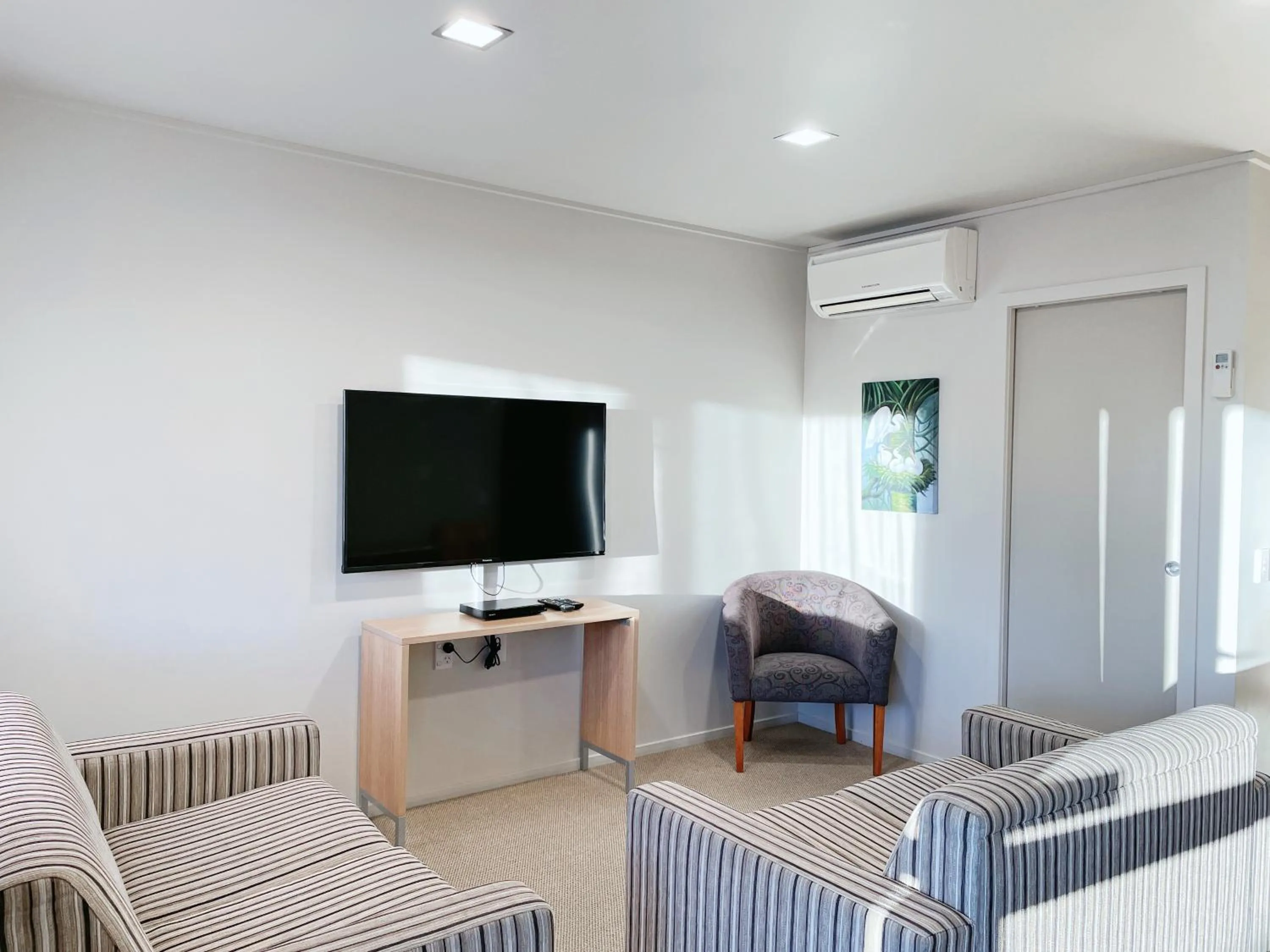 Living room in Anchorage Motel Apartments