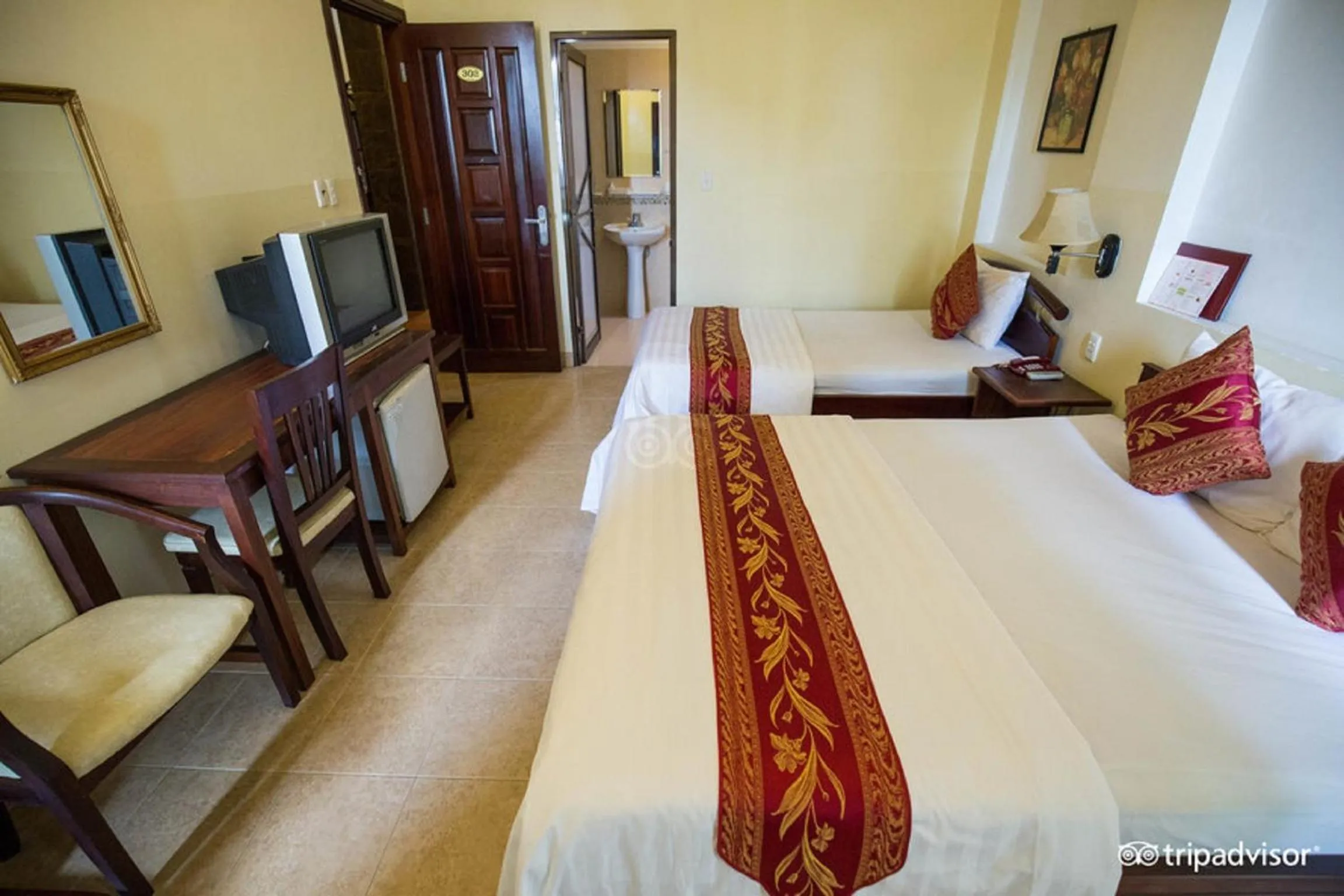 Deluxe Twin Room in Minh Chau Hotel