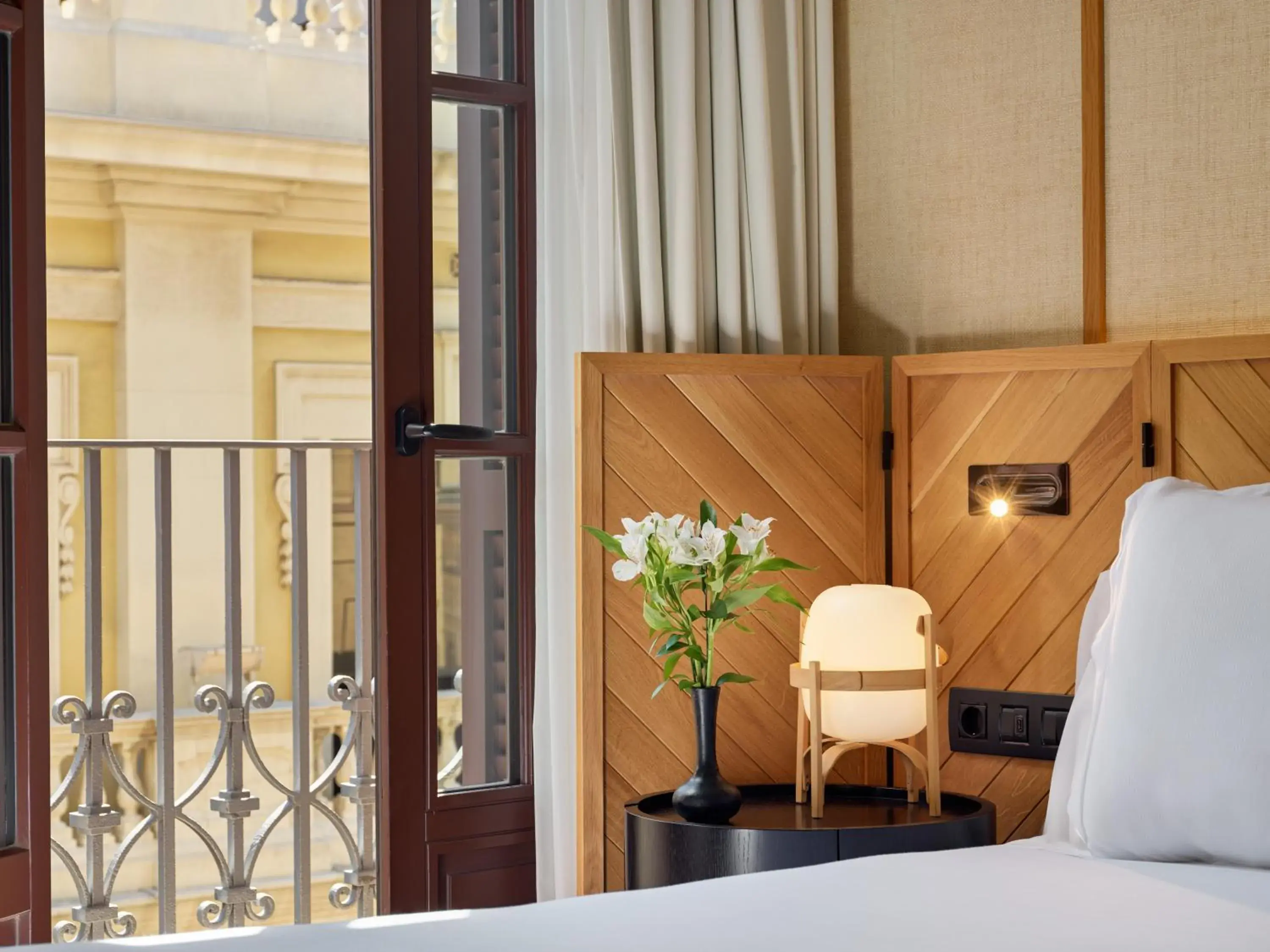 Street view, Bed in H10 Madison 4* Sup Street view, Bed in H10 Madison 4* Sup