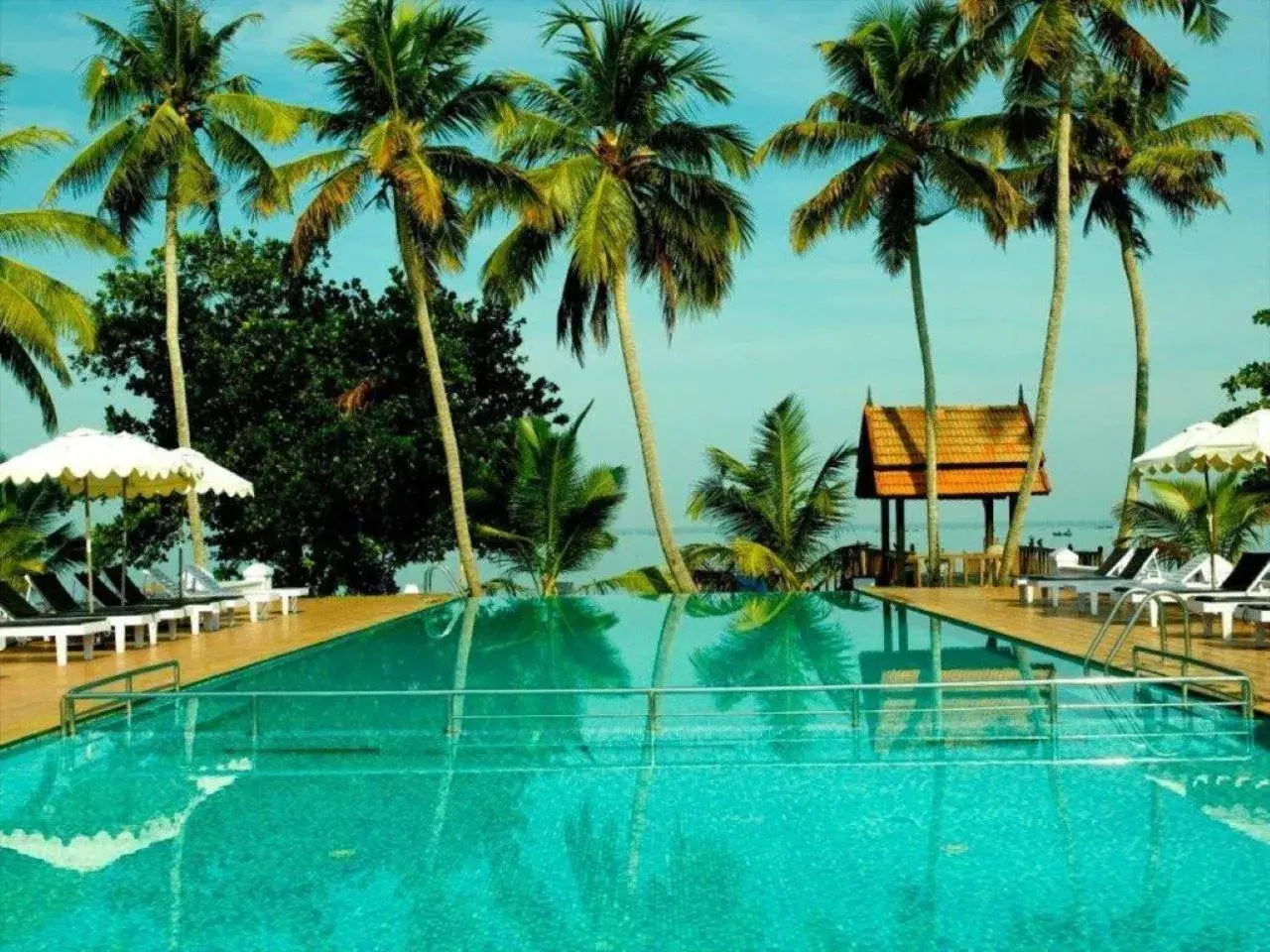 Swimming pool in Abad Whispering Palms Swimming pool in Abad Whispering Palms