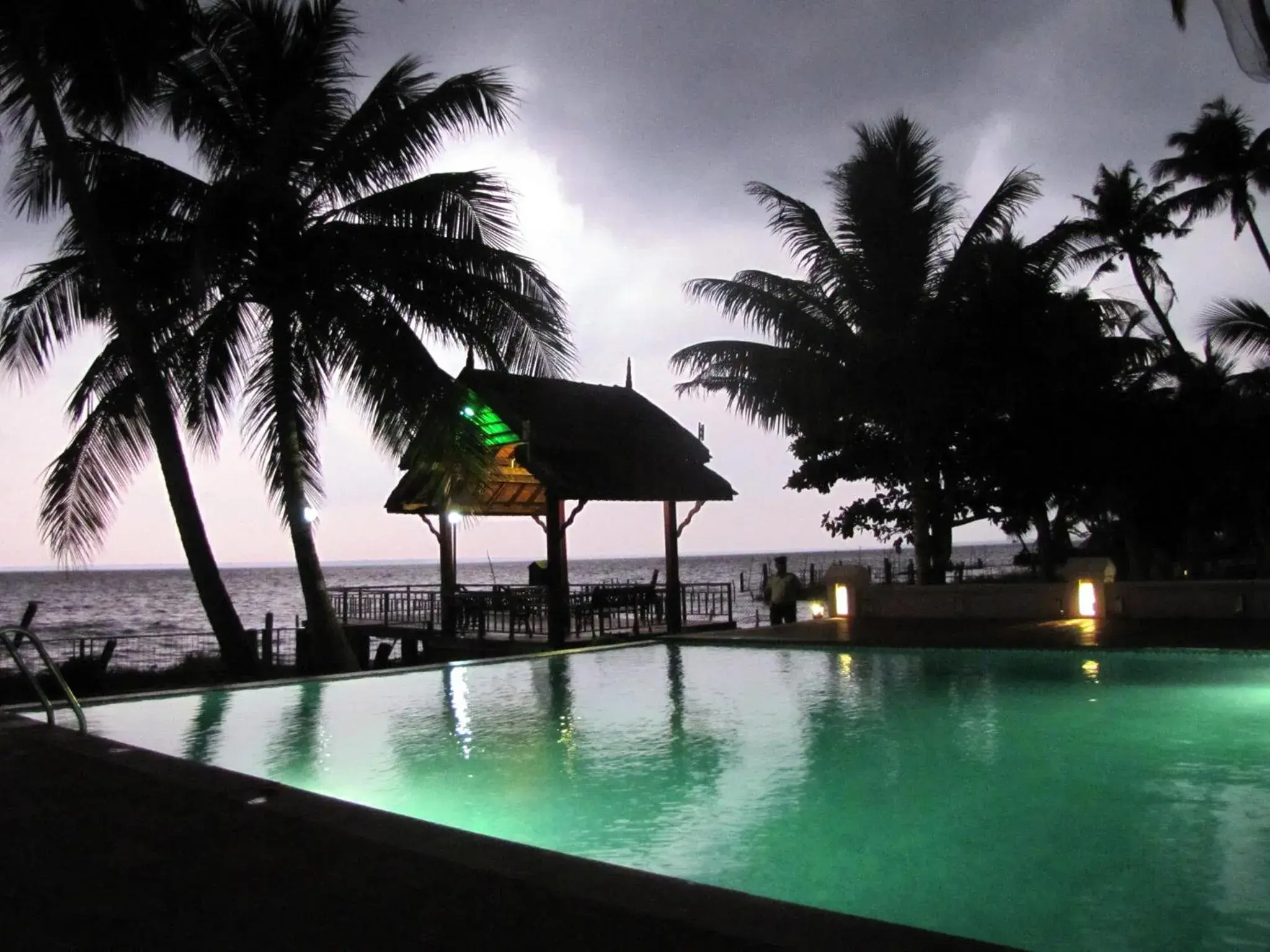 Swimming pool in Abad Whispering Palms Swimming pool in Abad Whispering Palms
