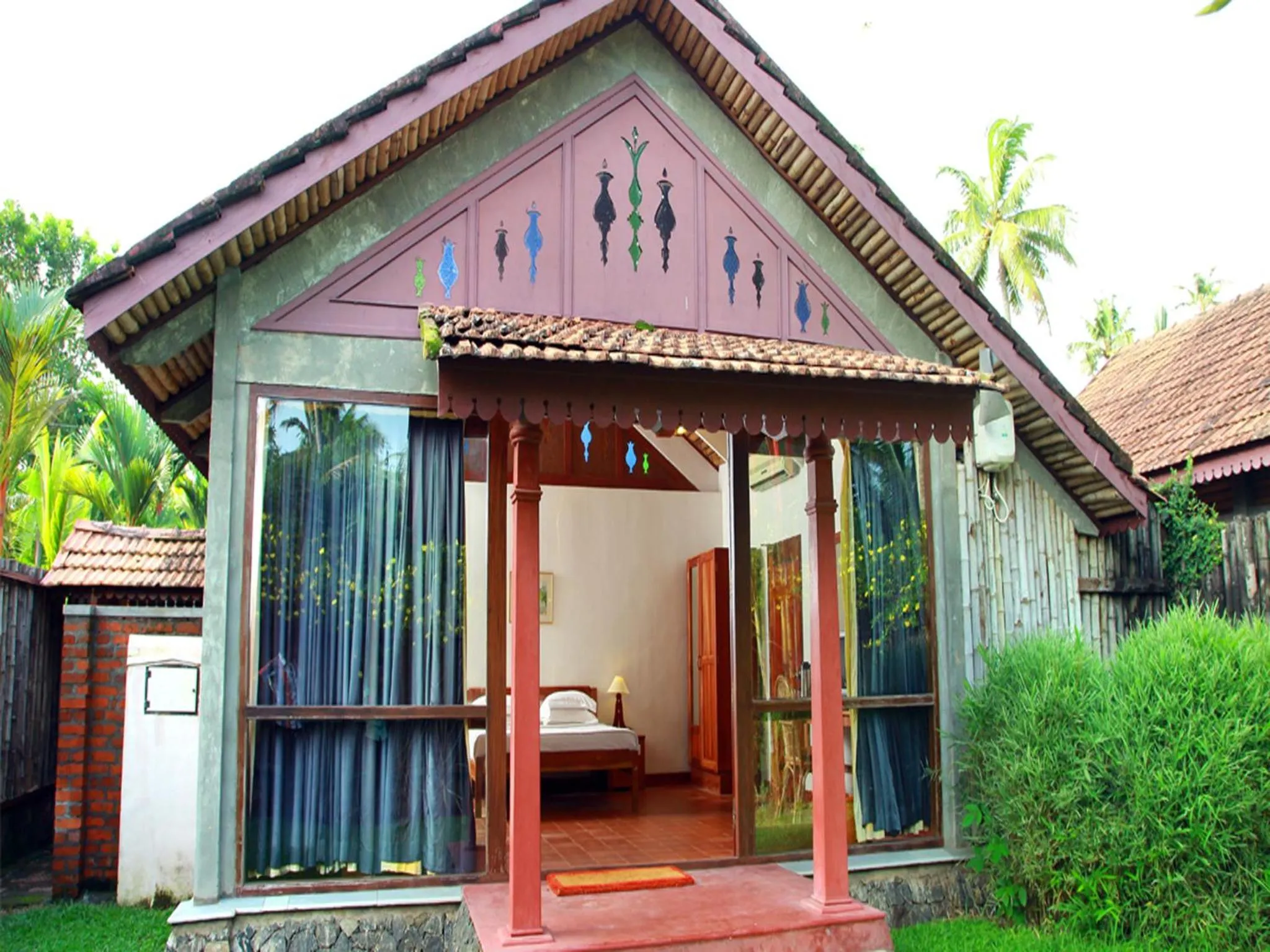 Facade/entrance in Abad Whispering Palms