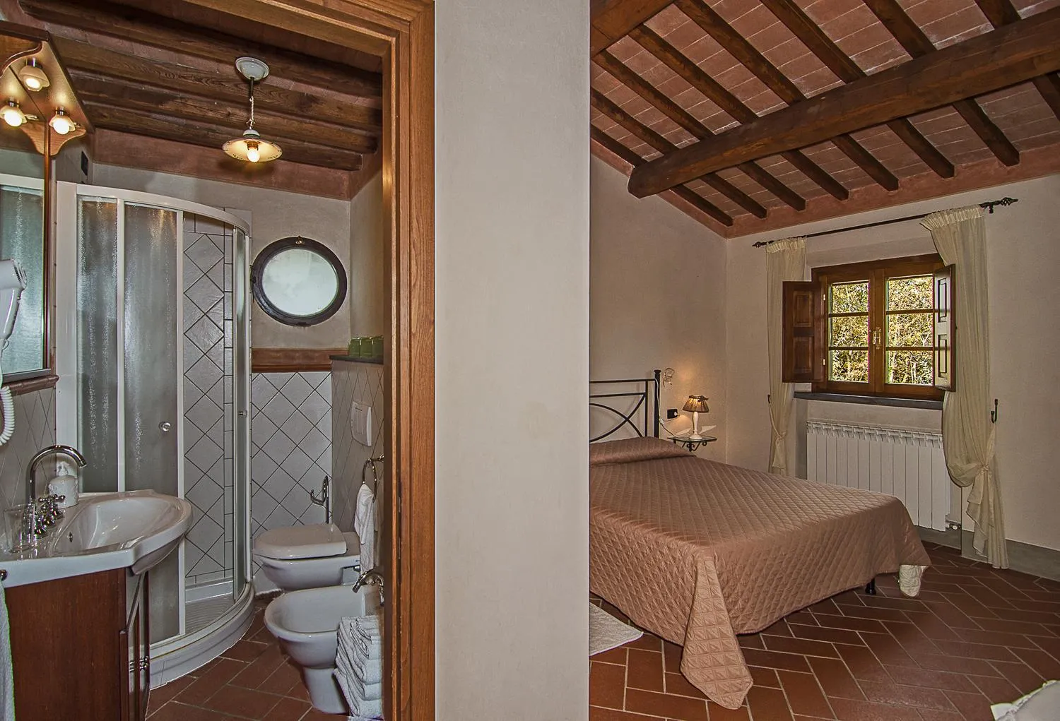 Bathroom, Bed in Agriturismo Valliferone