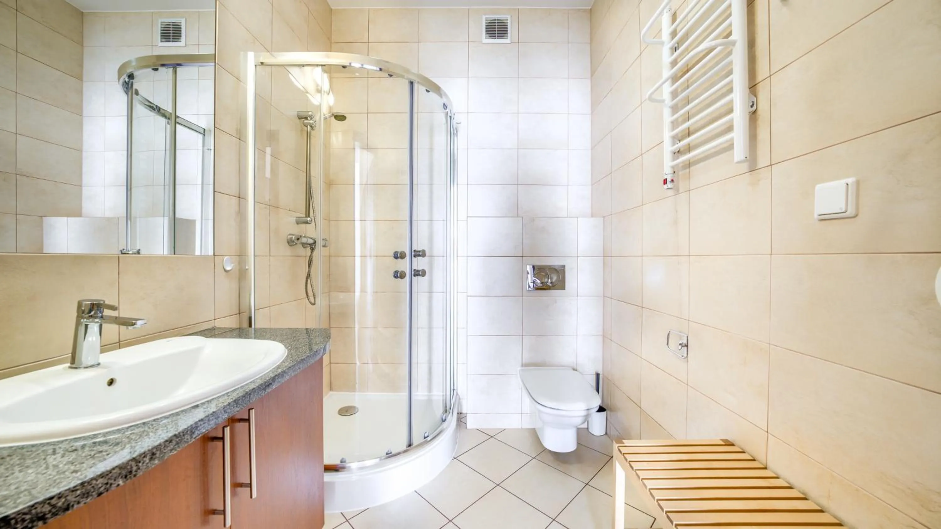 Shower in Plaża I, Sun & Snow