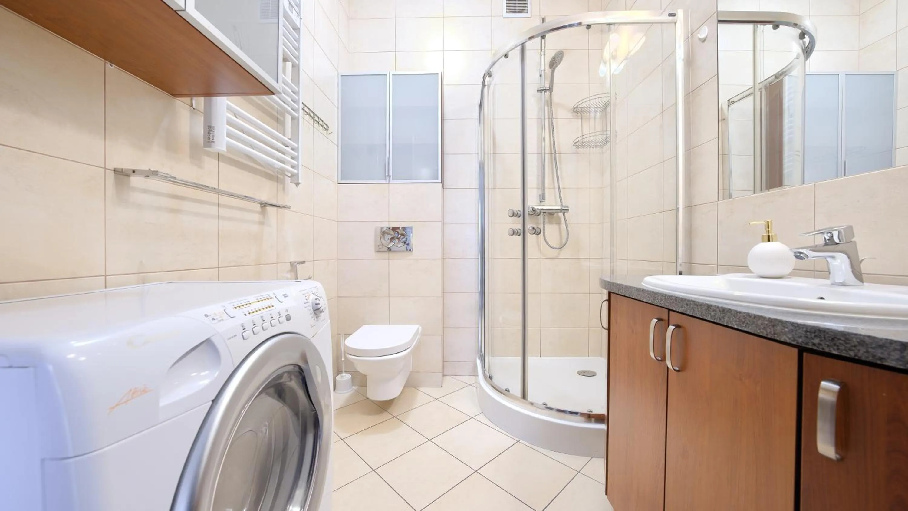 Shower in Plaża I, Sun & Snow