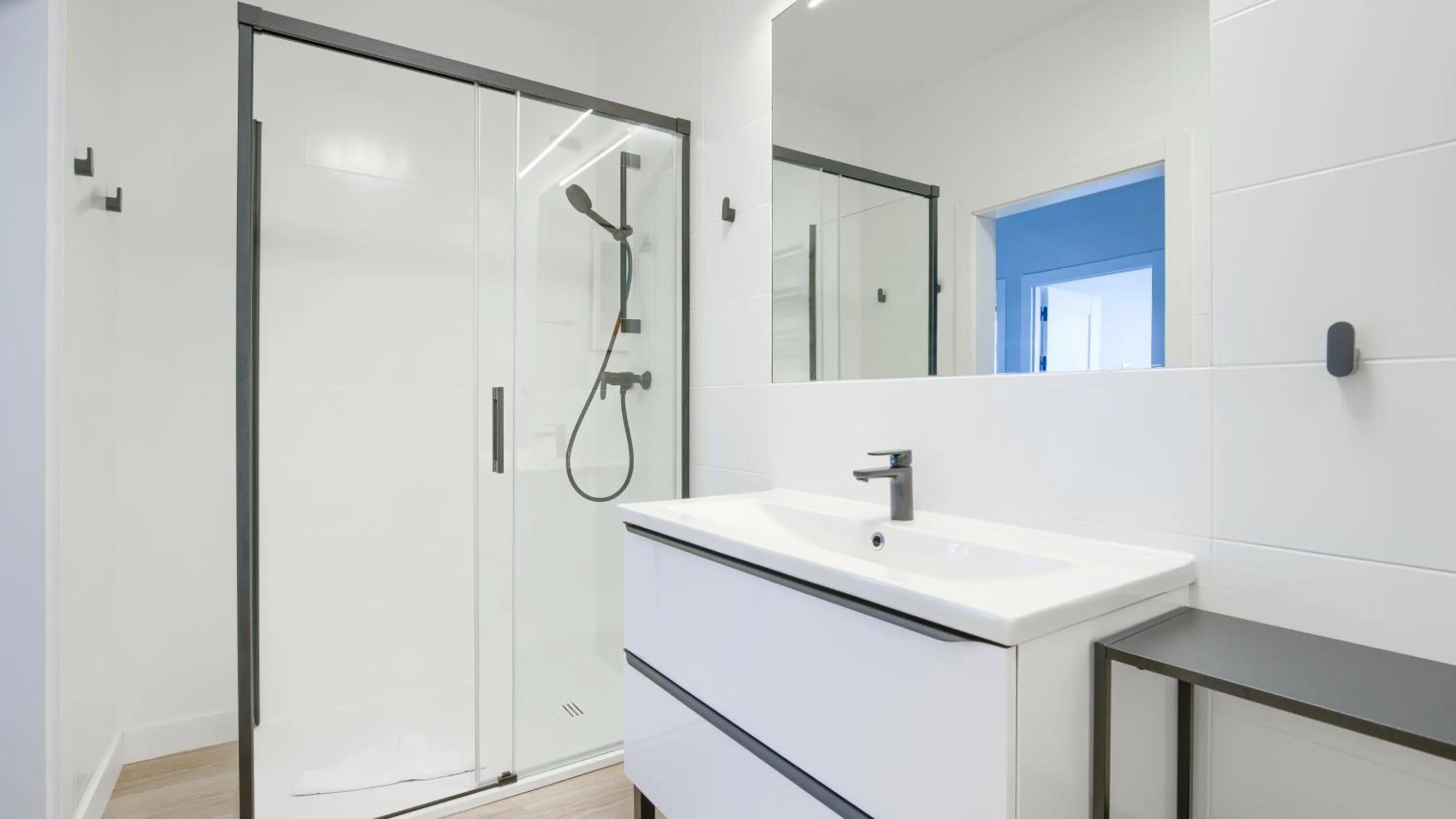 Shower in Plaża I, Sun & Snow