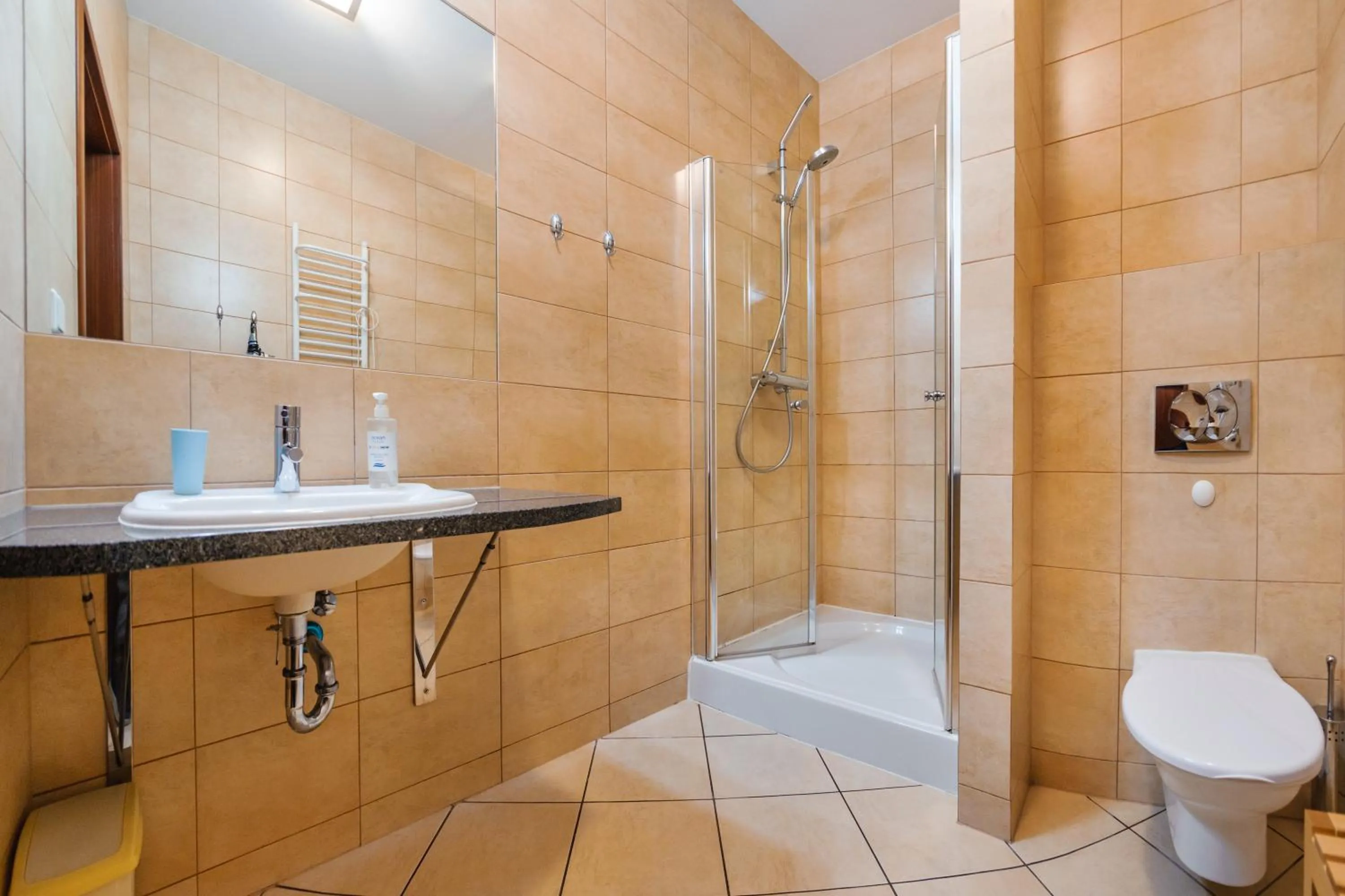 Shower in Plaża I, Sun & Snow