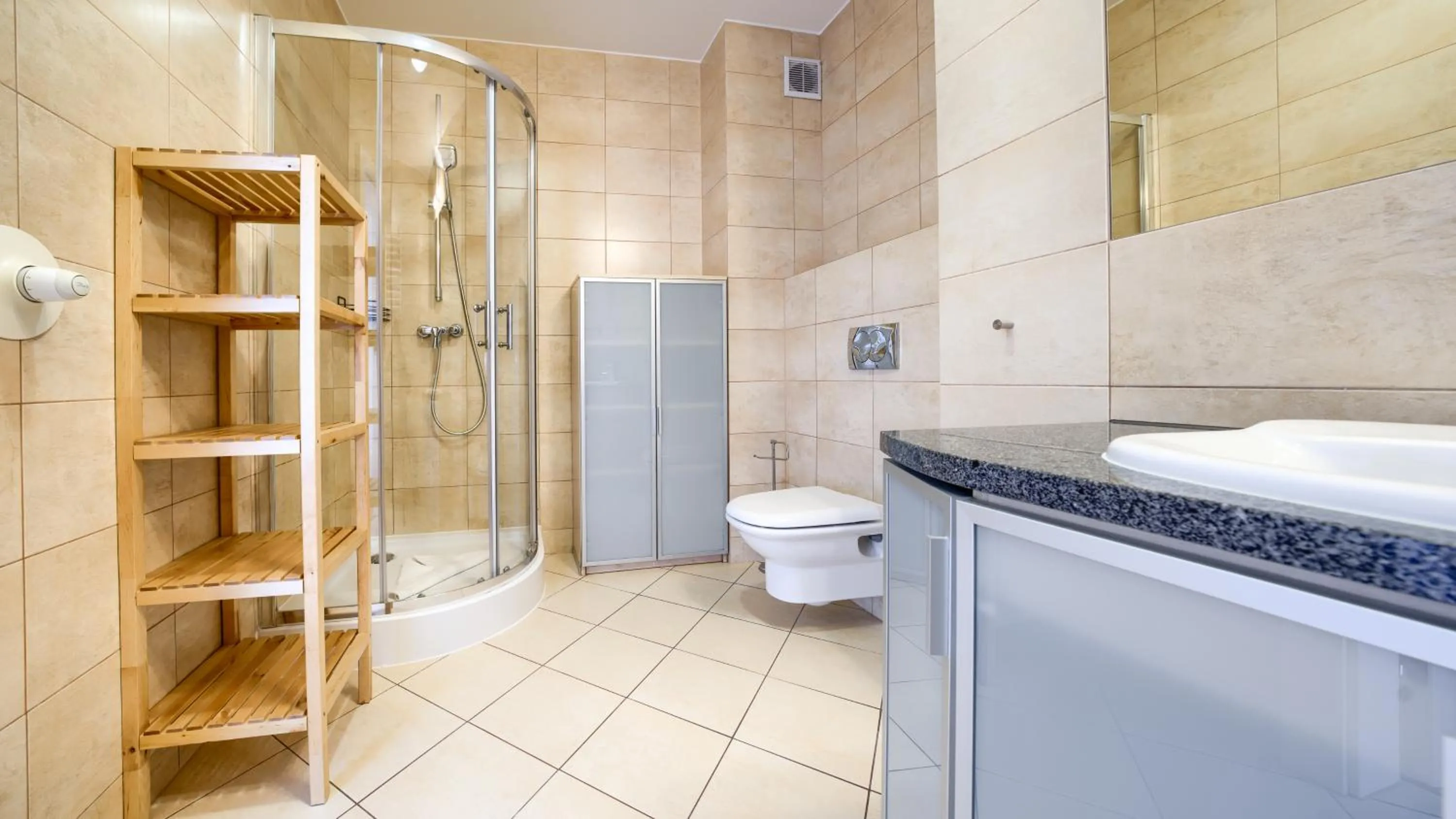 Shower in Plaża I, Sun & Snow