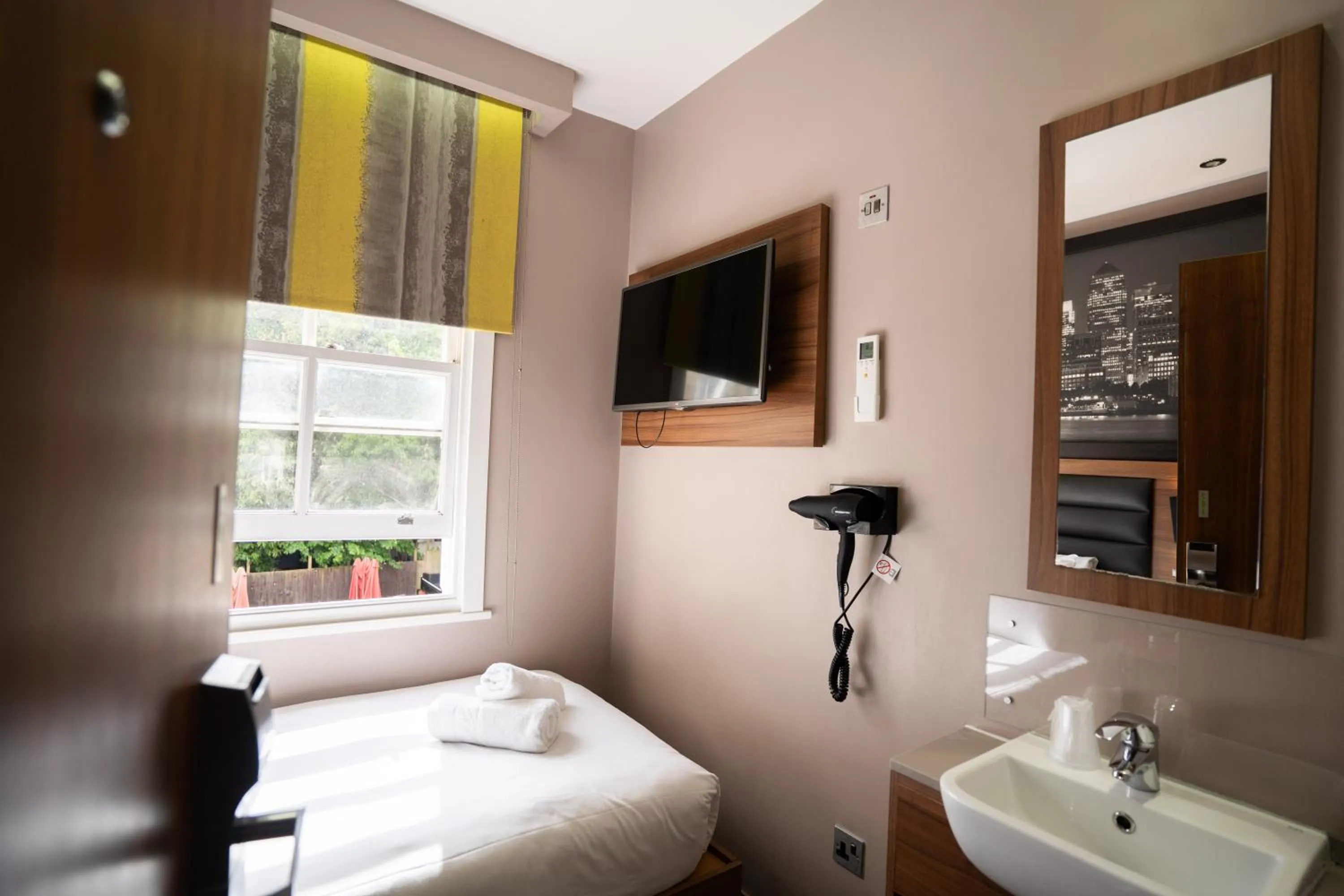 Bed in London Court Hotel