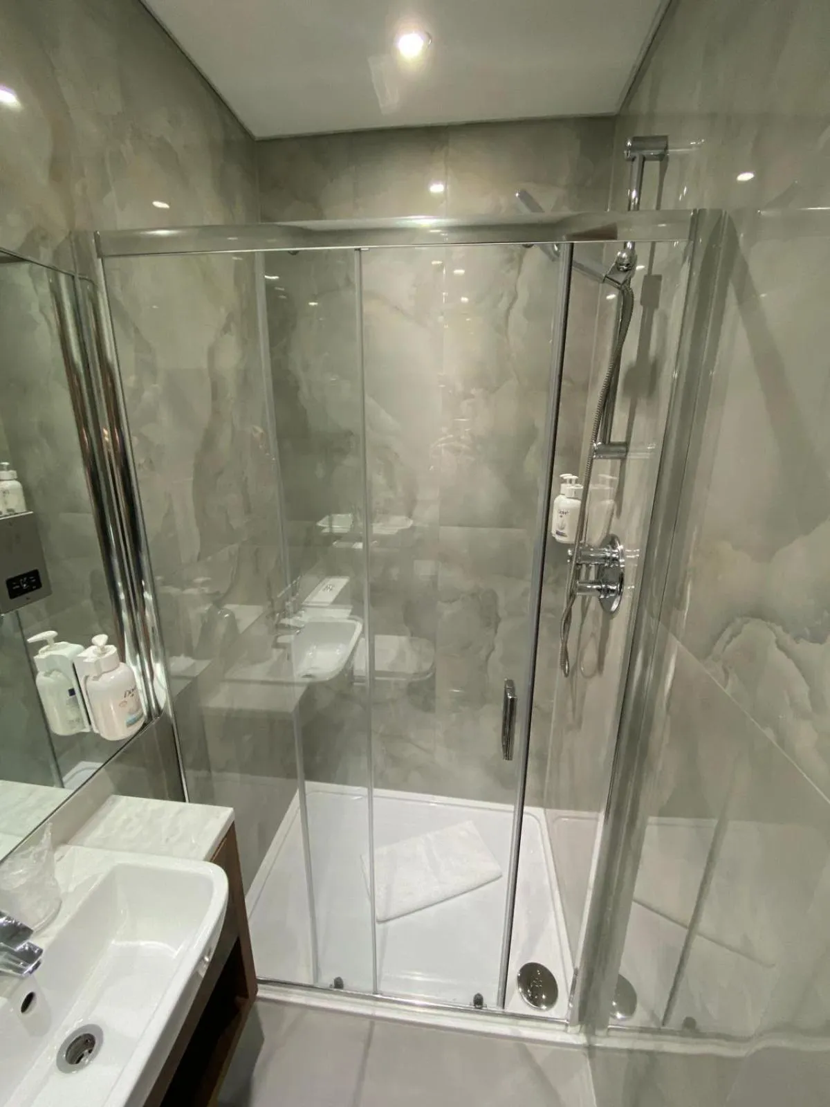 Shower in London Court Hotel
