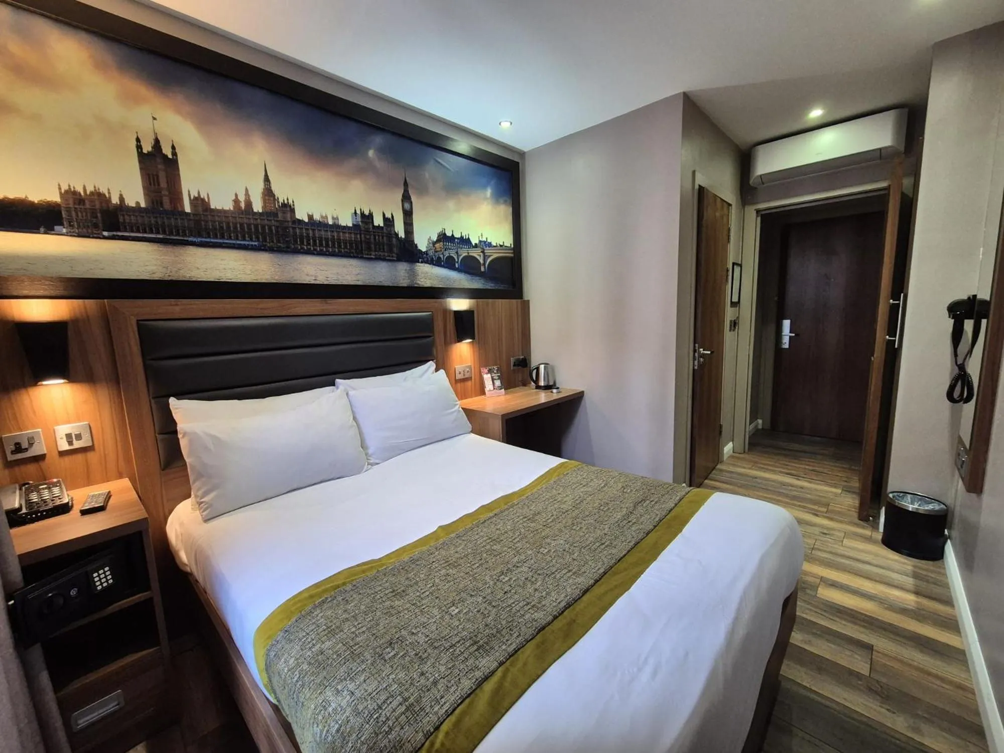 Property building, Bed in London Court Hotel