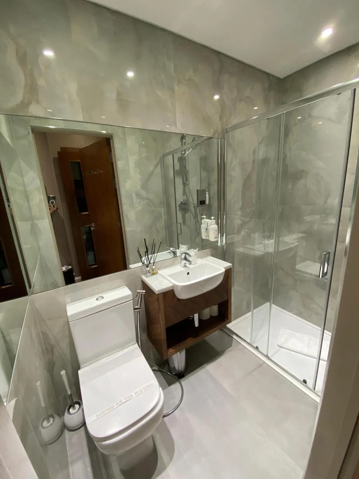 Bathroom in London Court Hotel