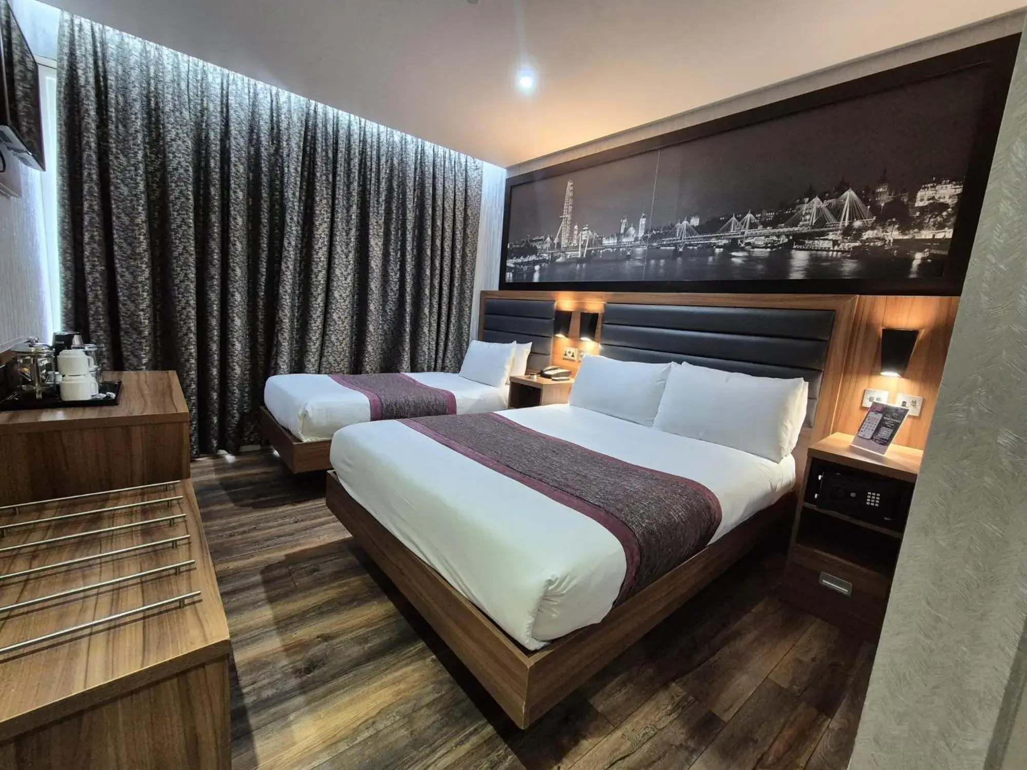 Bed in London Court Hotel Bed in London Court Hotel