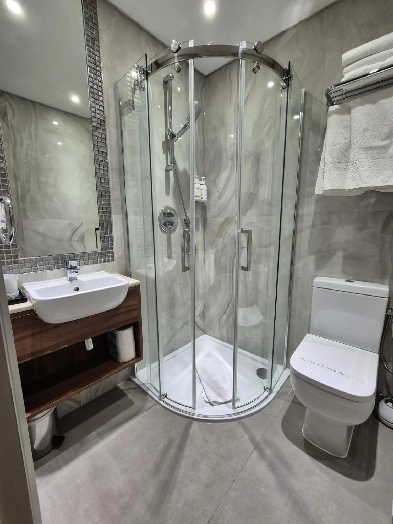 Shower in London Court Hotel