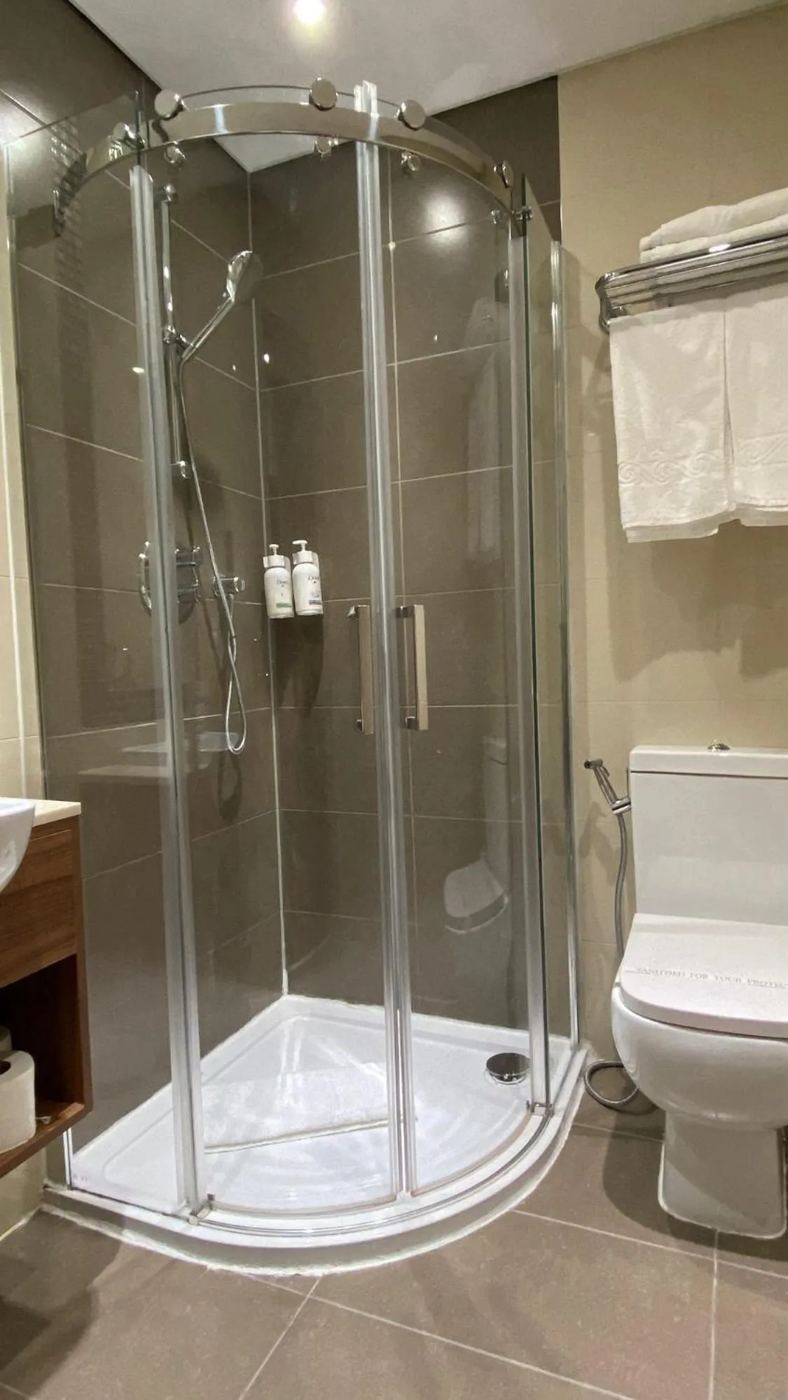 Shower in London Court Hotel