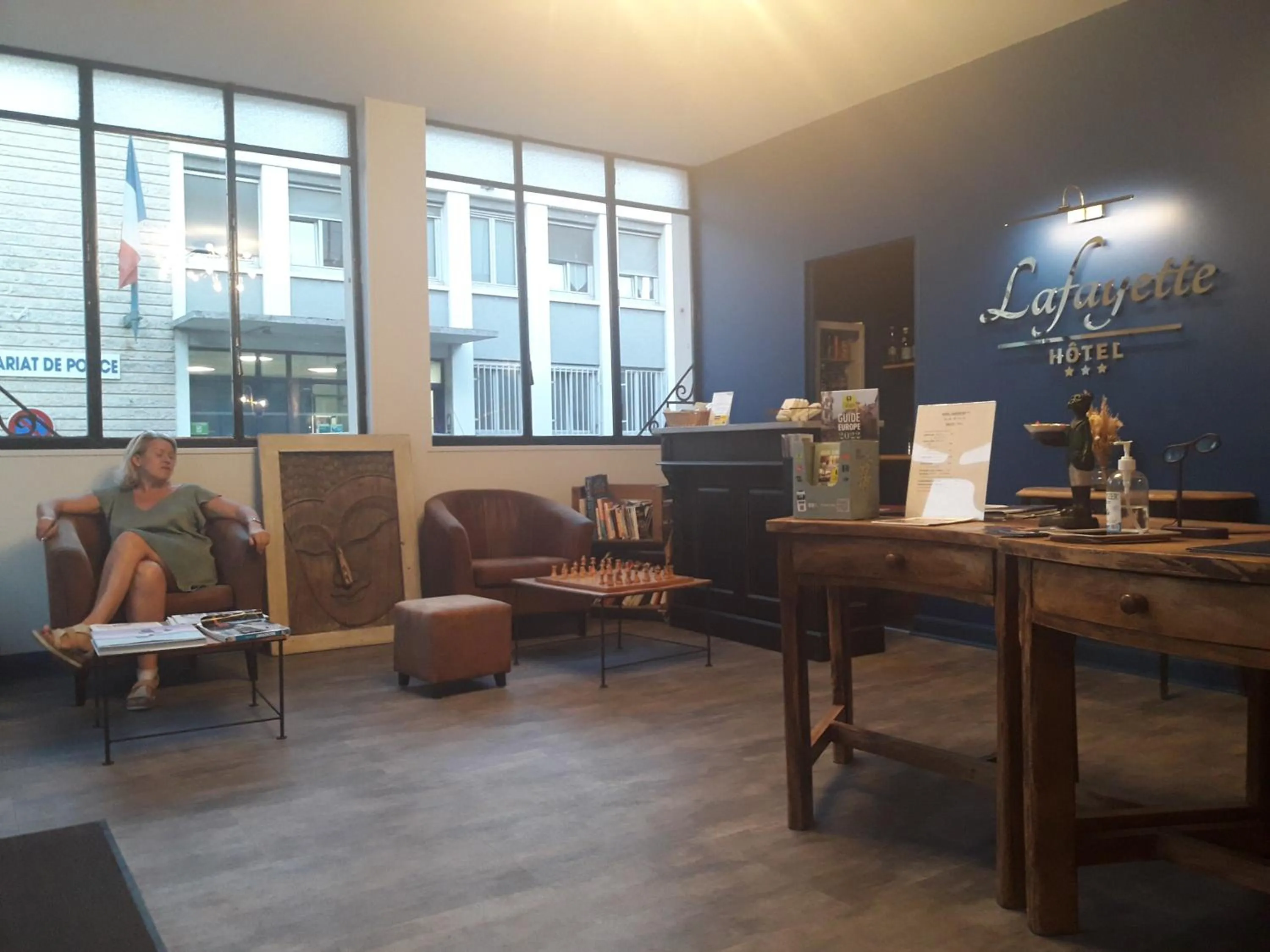 Living room in Logis Hôtel Lafayette Rochefort France