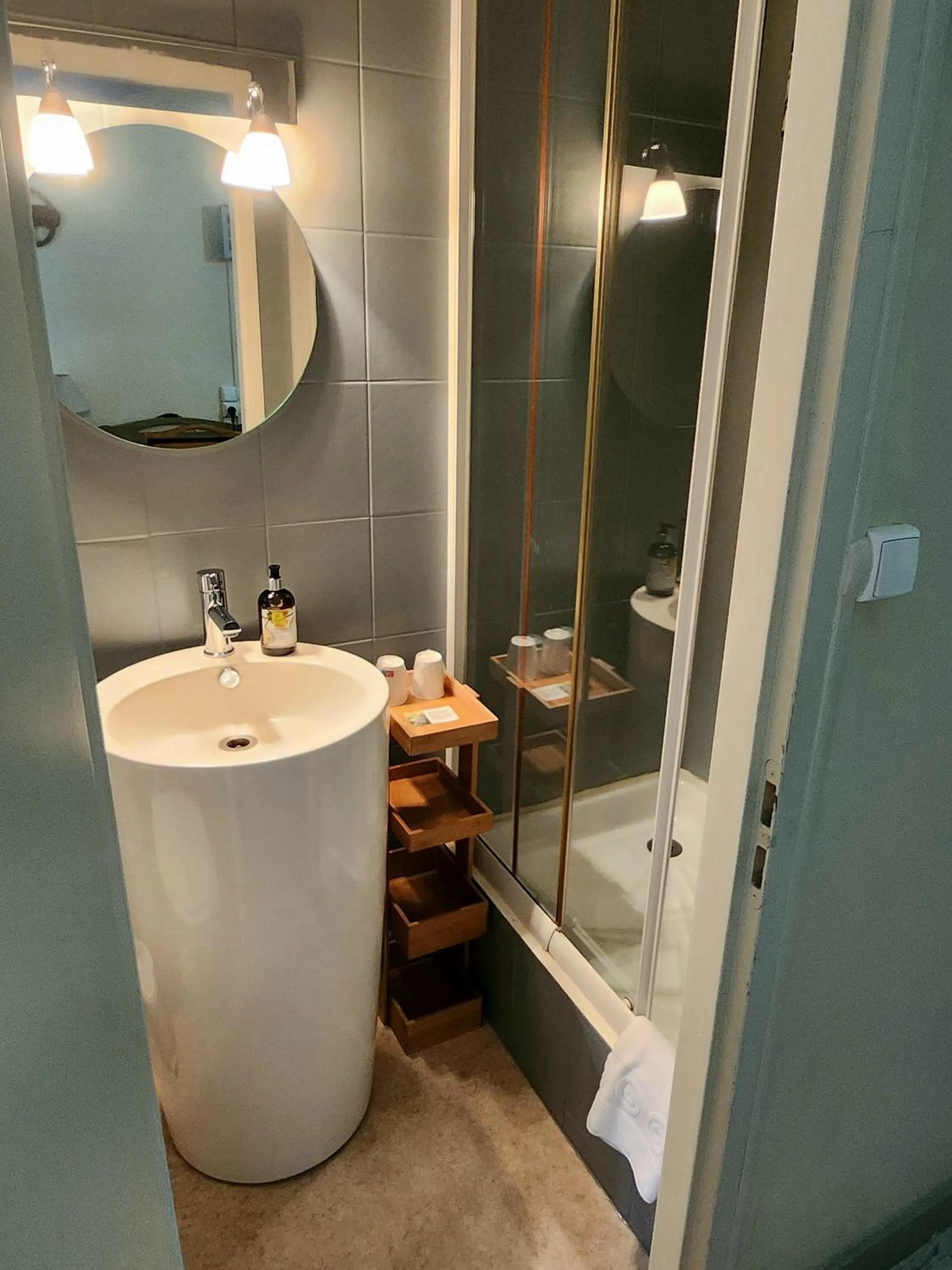 Bathroom in Logis Hôtel Lafayette Rochefort France