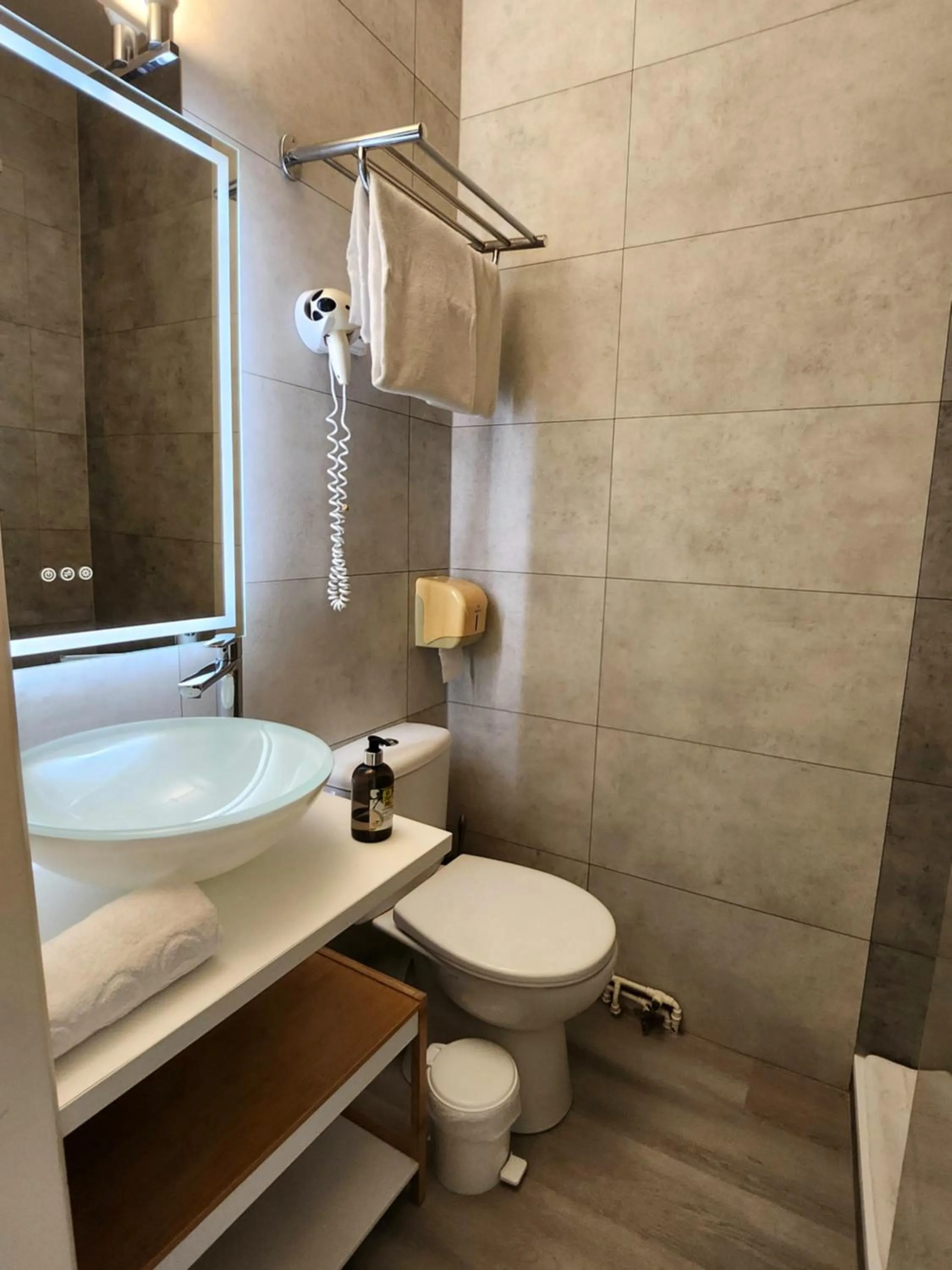 Bathroom in Logis Hôtel Lafayette Rochefort France