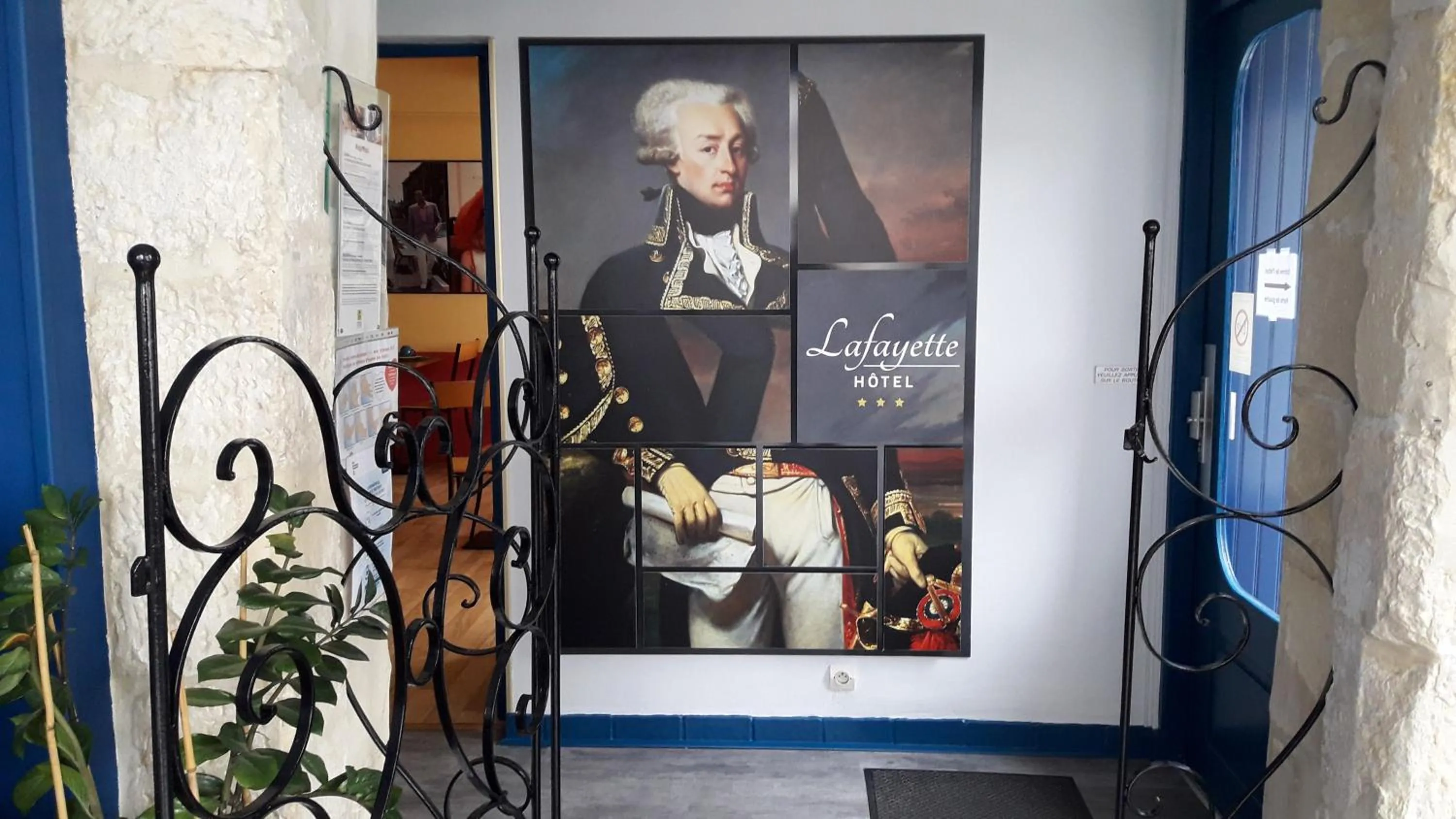 Lobby or reception in Logis Hôtel Lafayette Rochefort France