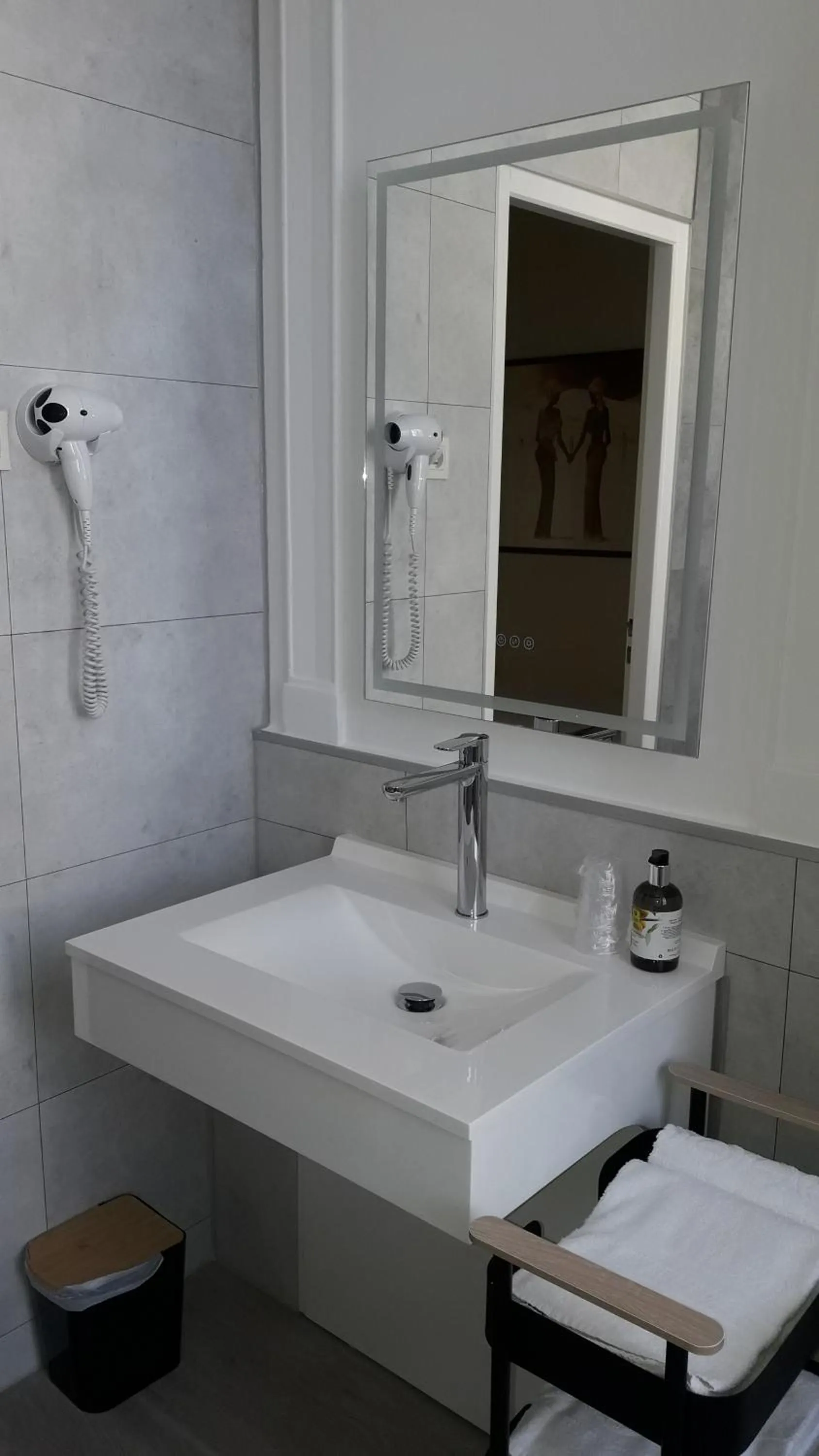 Bathroom in Logis Hôtel Lafayette Rochefort France