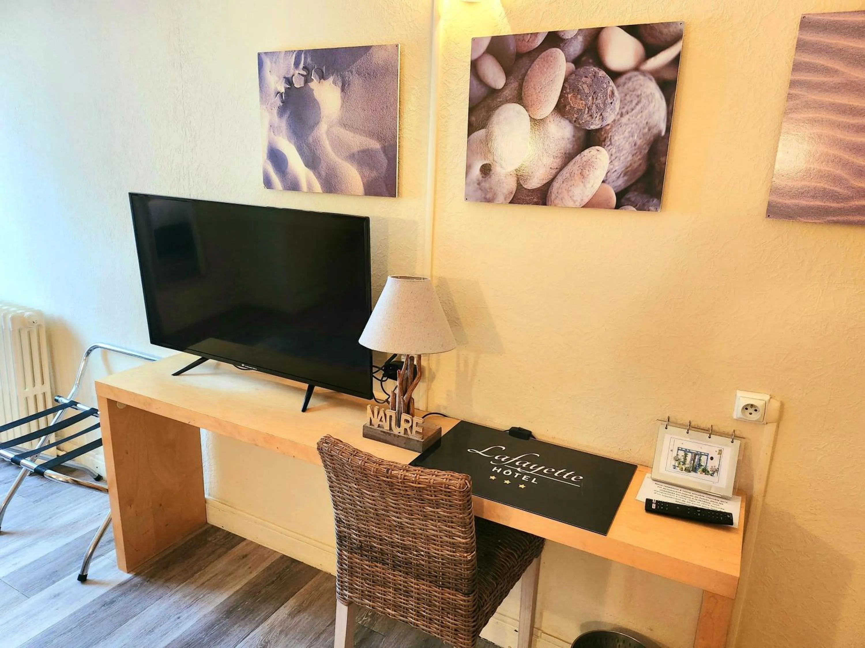 TV and multimedia in Logis Hôtel Lafayette Rochefort France