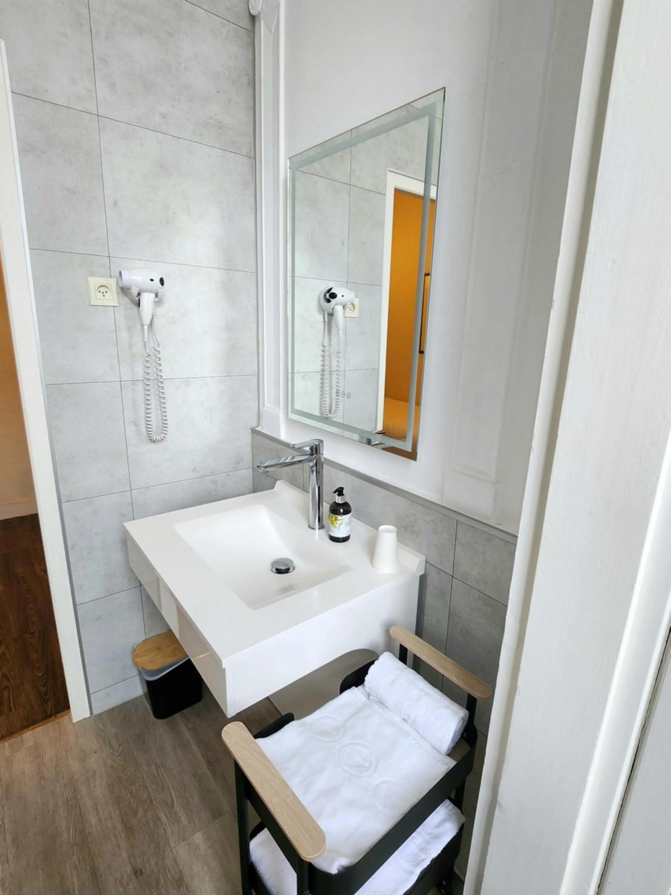 Bathroom in Logis Hôtel Lafayette Rochefort France