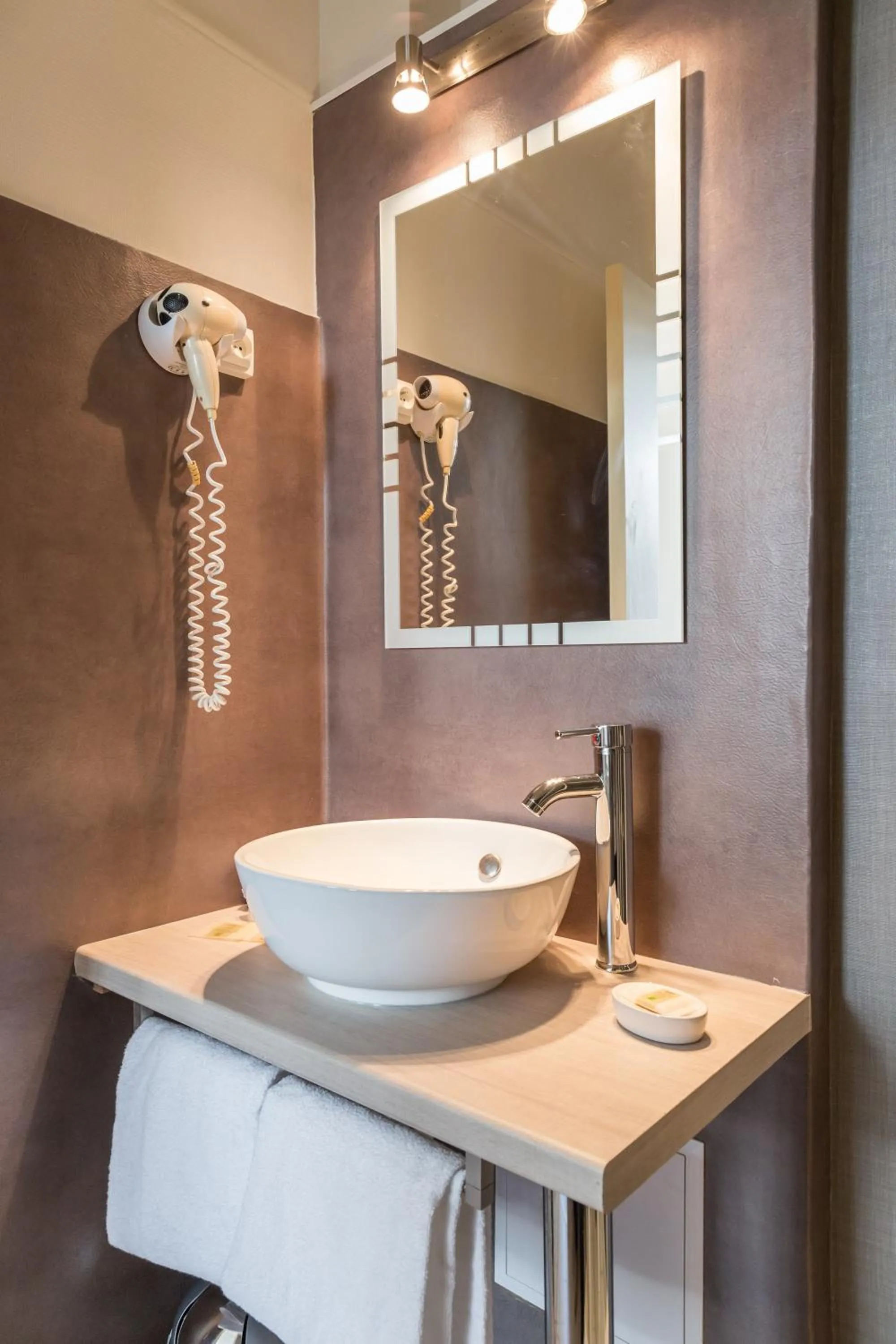 Shower in Logis Hôtel Lafayette Rochefort France