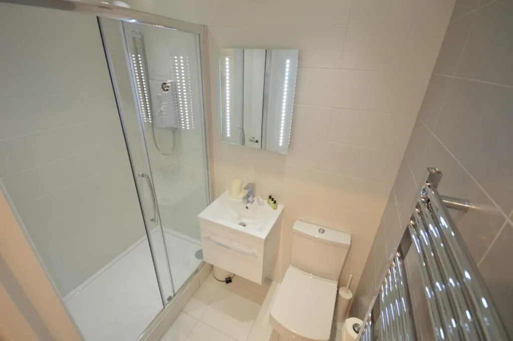 Bathroom in 3B Soho Studios 3rd floor by Indigo Flats