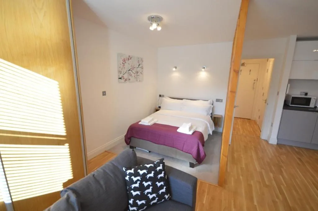 Bedroom, Bed in 3B Soho Studios 3rd floor by Indigo Flats