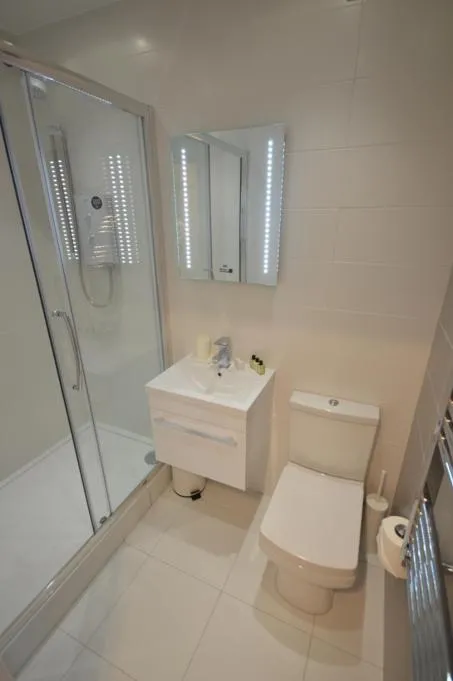 Shower in 3B Soho Studios 3rd floor by Indigo Flats