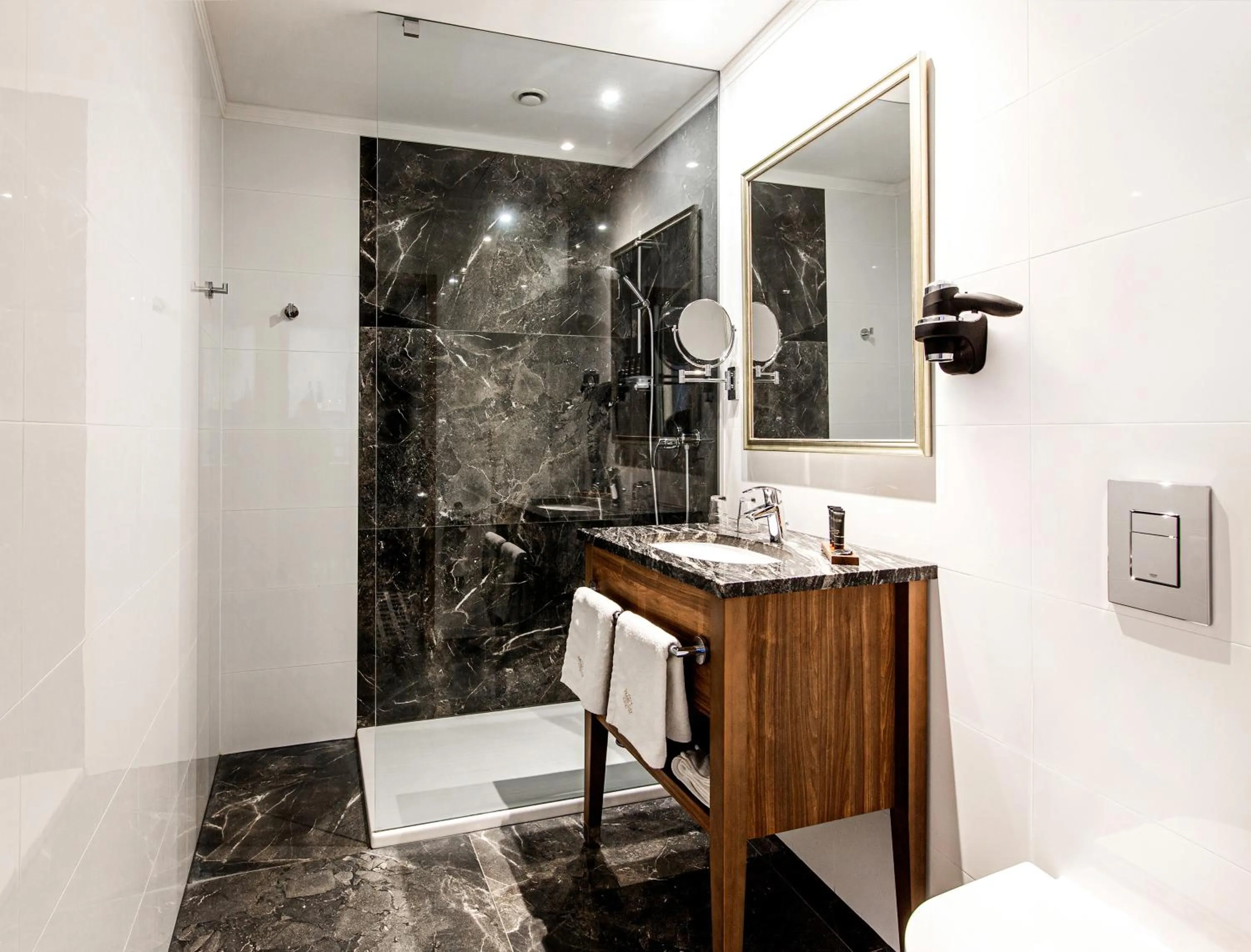 Bathroom in Hotel Grand City Wrocław